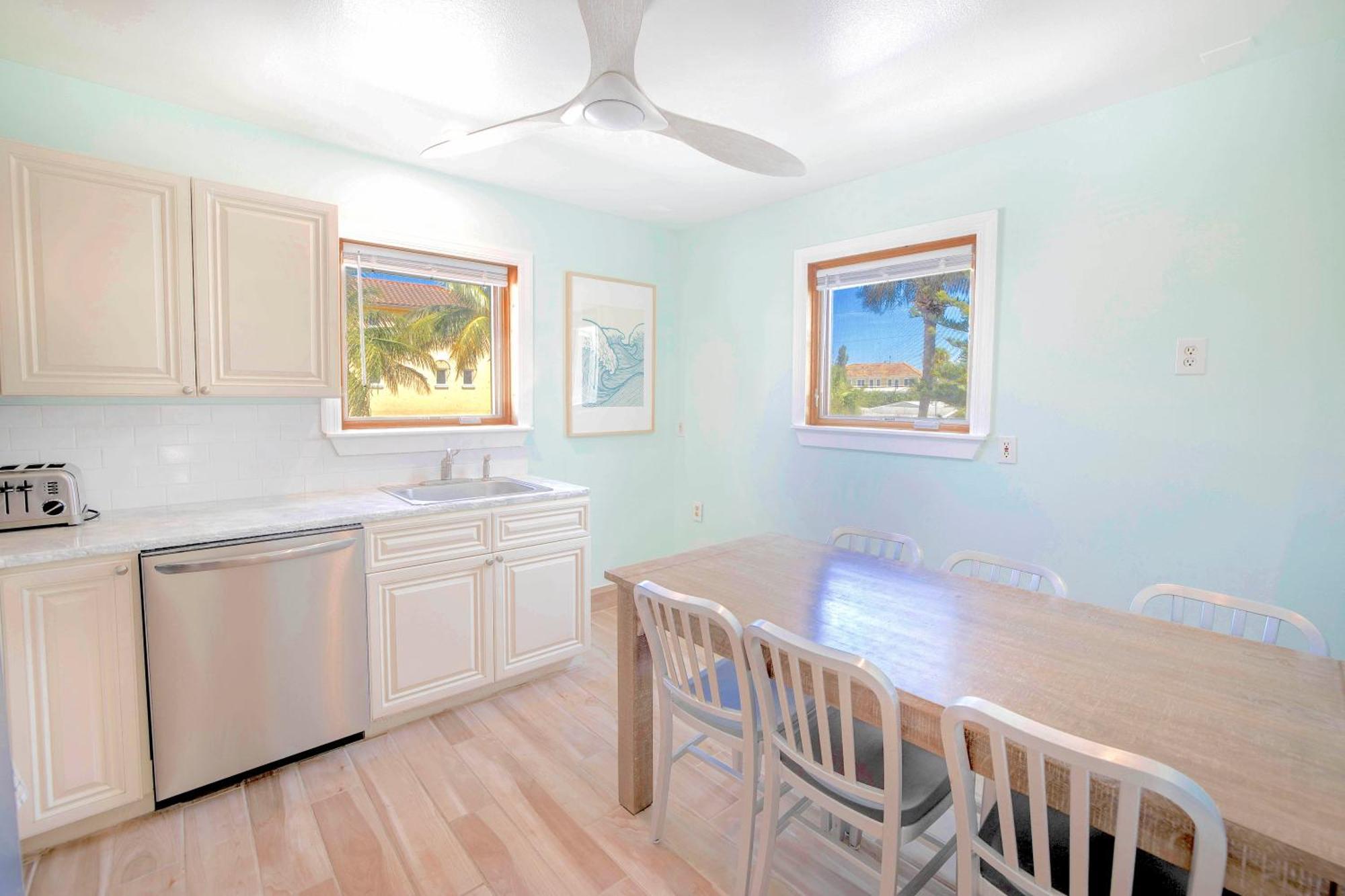 Oceanview, In Village, 20-steps To Path Of Beach, Tiki-bar, Free Bikes And Paddle-boards! Apartment Siesta Key