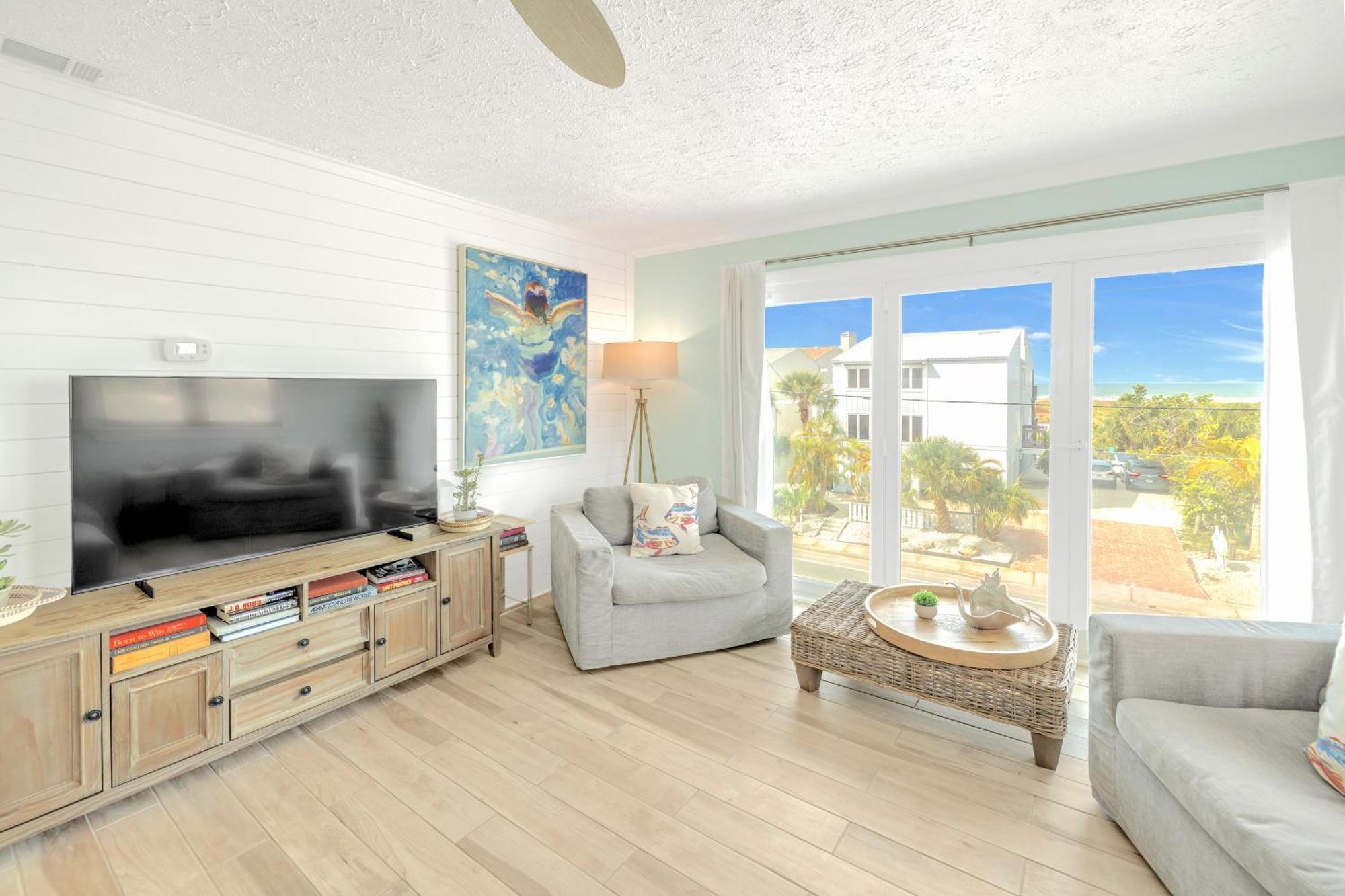 Apartment Oceanview, In Village, 20-steps To Path Of Beach, Tiki-bar, Free Bikes And Paddle-boards!