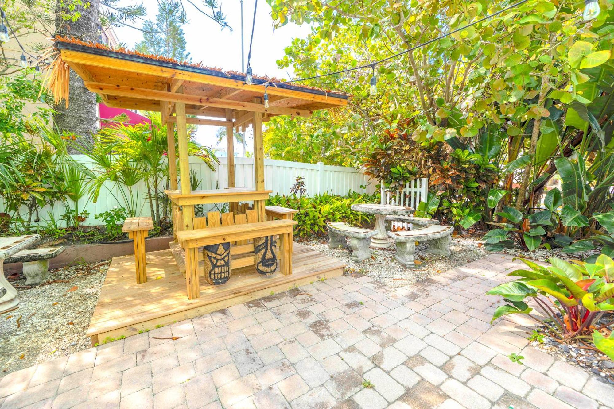 Oceanview, In Village, 20-steps To Path Of Beach, Tiki-bar, Free Bikes And Paddle-boards!