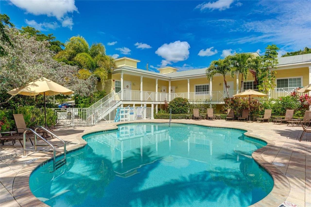 Holiday home New Listing! Pool Jacuzzi, 3-min To Bars & Entertainment!.