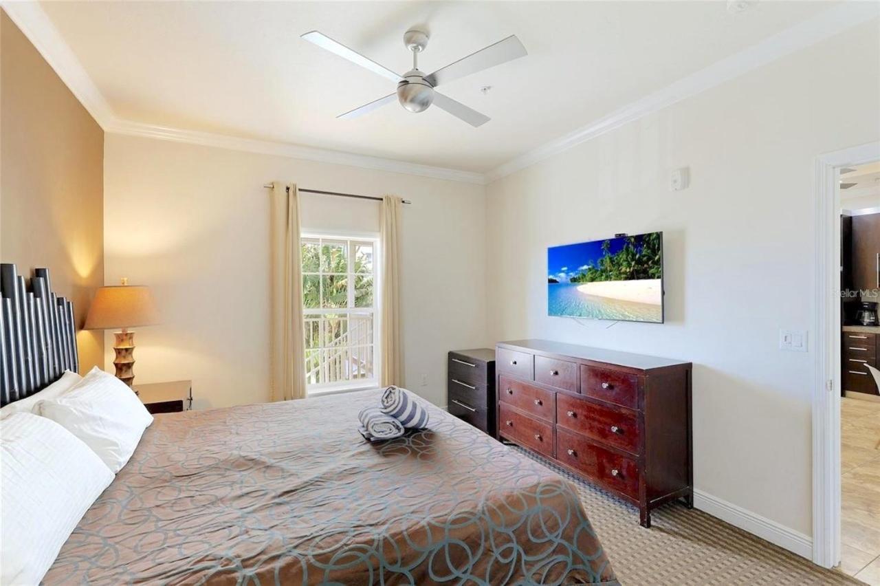 New Listing! Pool Jacuzzi, 3-min To Bars & Entertainment!. Holiday home Siesta Key