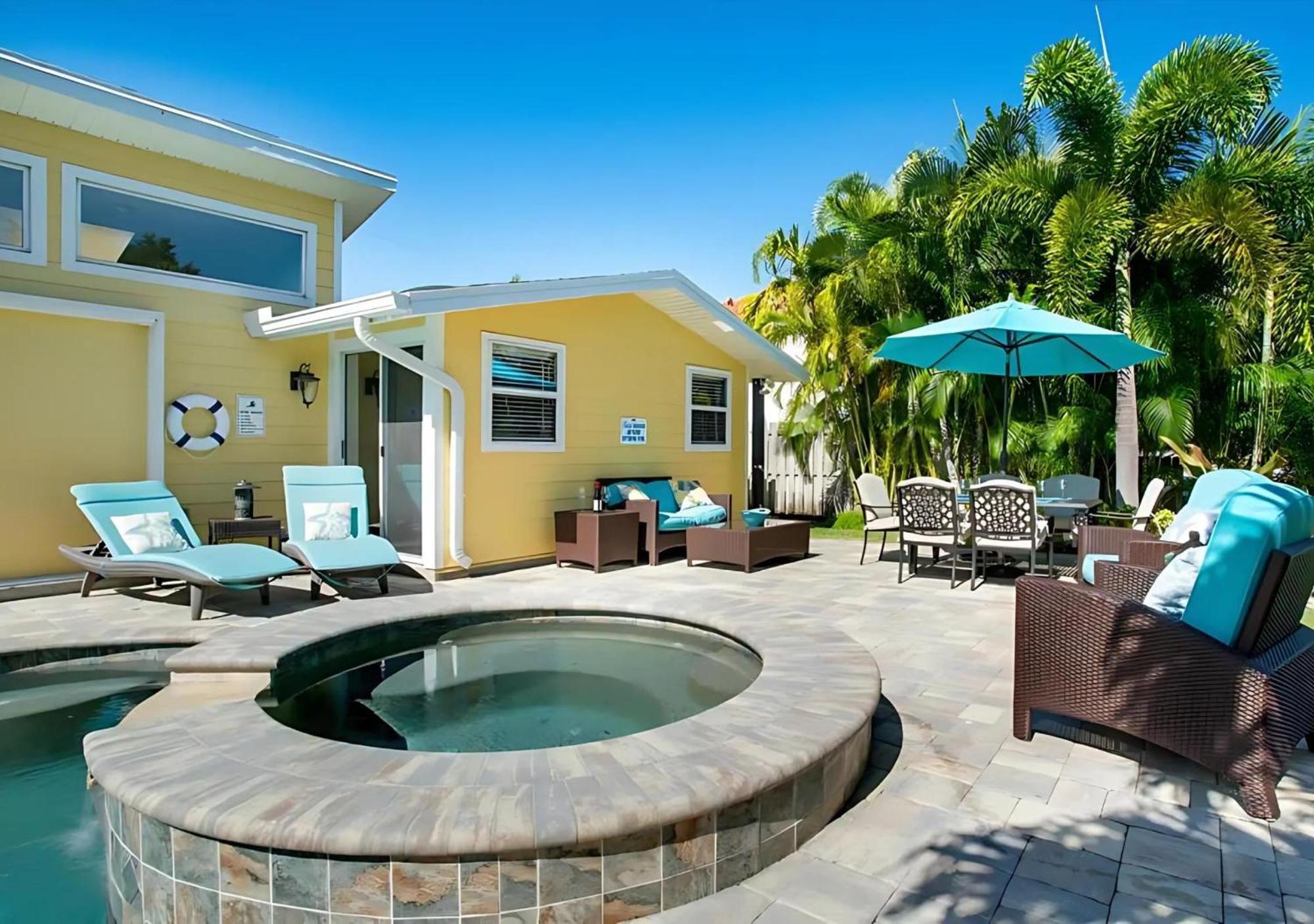Luxe Pool Hot Tub Near Holiday home *