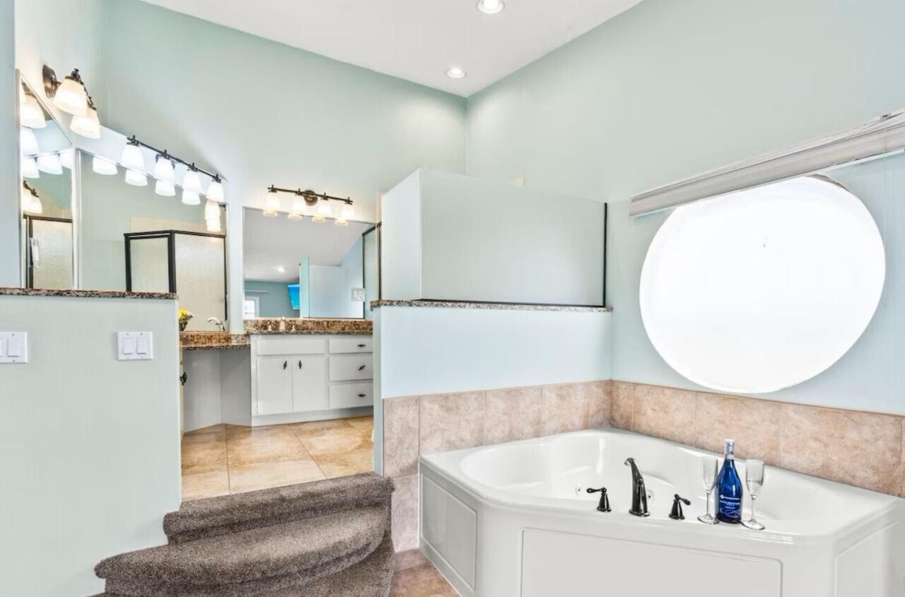 Village, Townhouse, Heated Pool, Walkable Holiday home