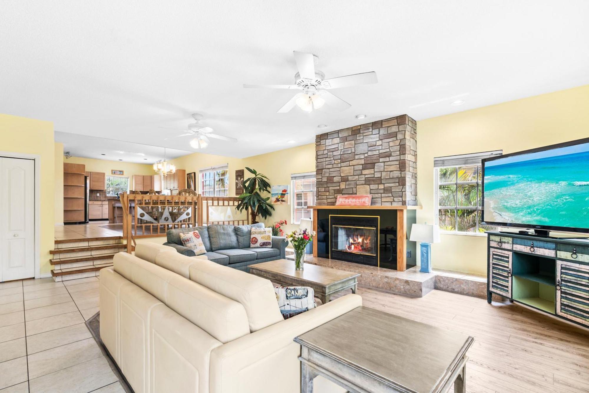 Village, Townhouse, Heated Pool, Walkable Holiday home