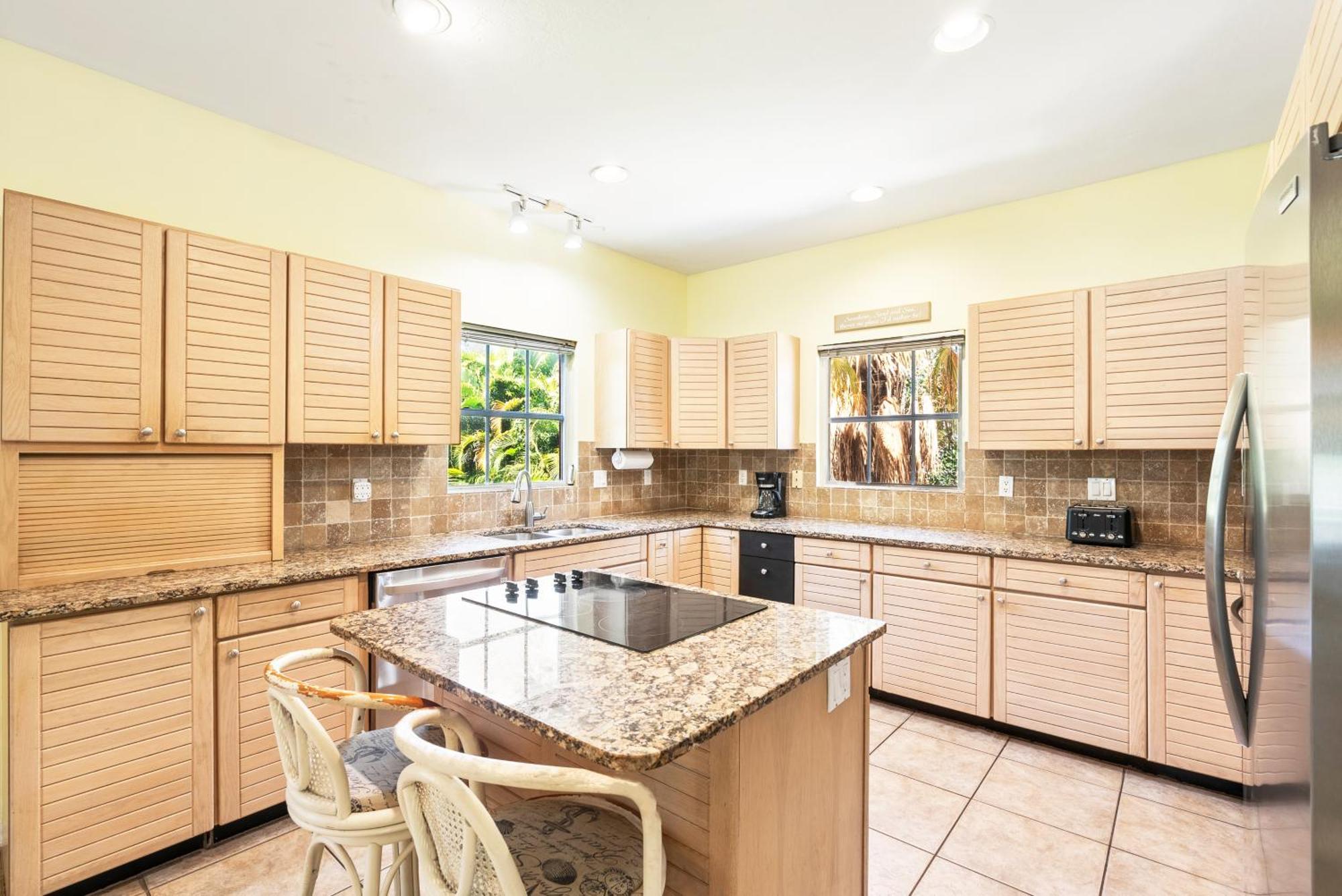 Village, Townhouse, Heated Pool, Walkable Holiday home