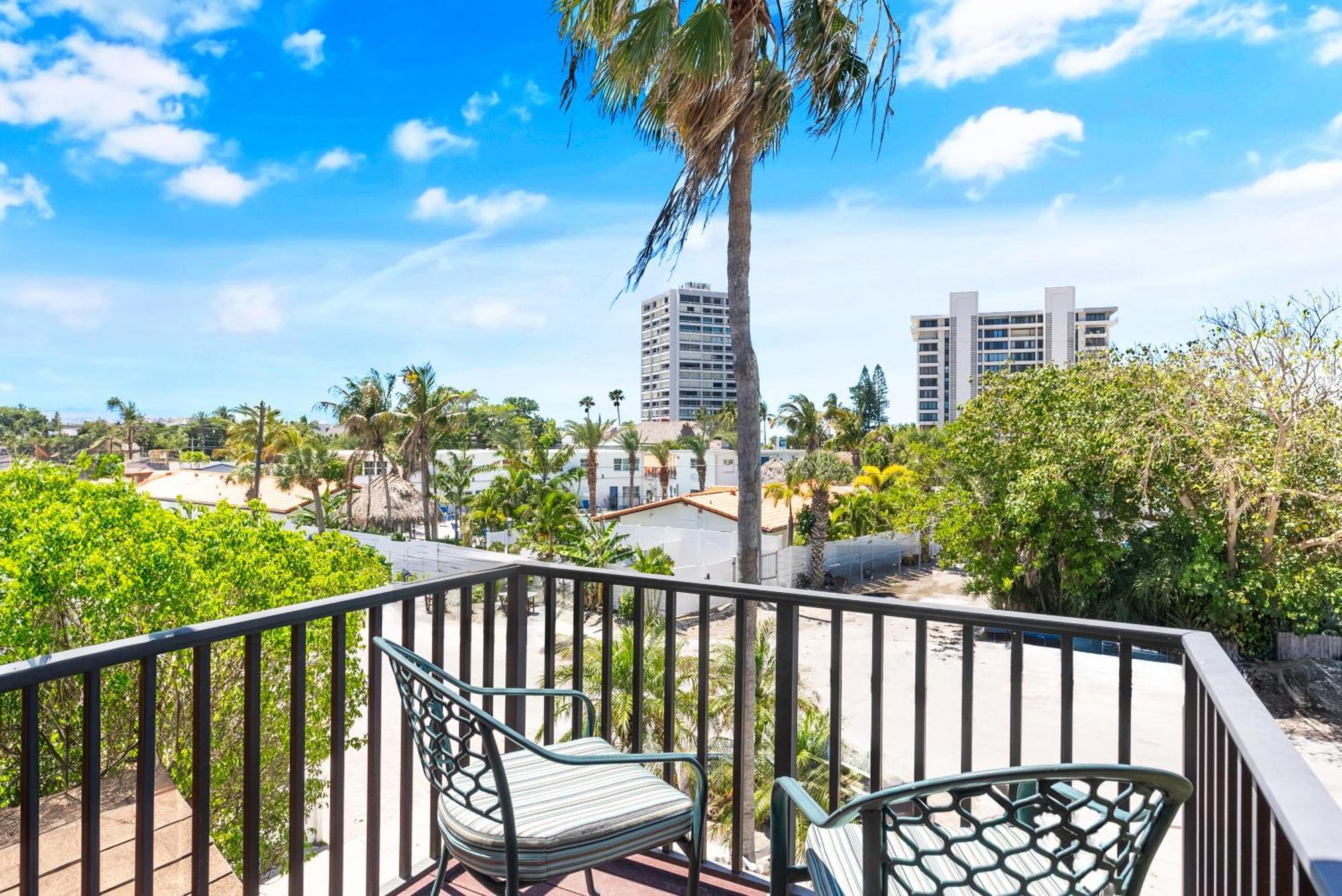 Village, Townhouse, Heated Pool, Walkable Holiday home *