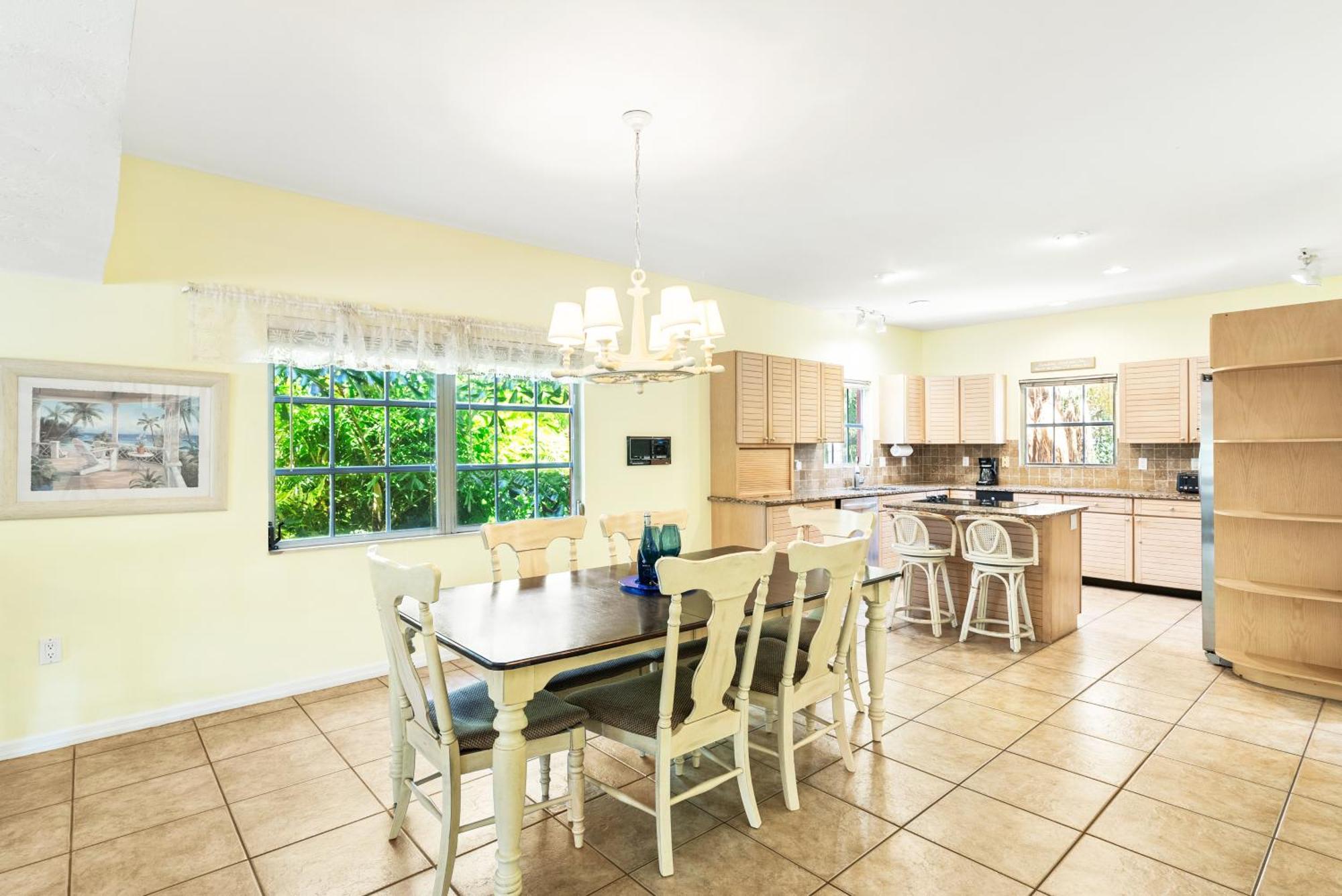 Village, Townhouse, Heated Pool, Walkable Holiday home