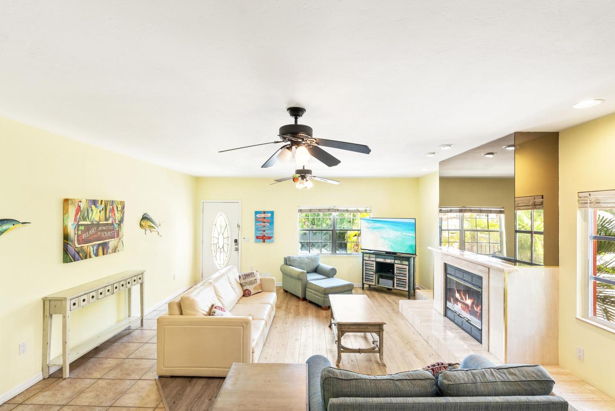 Village, Townhouse, Heated Pool, Walkable Holiday home *