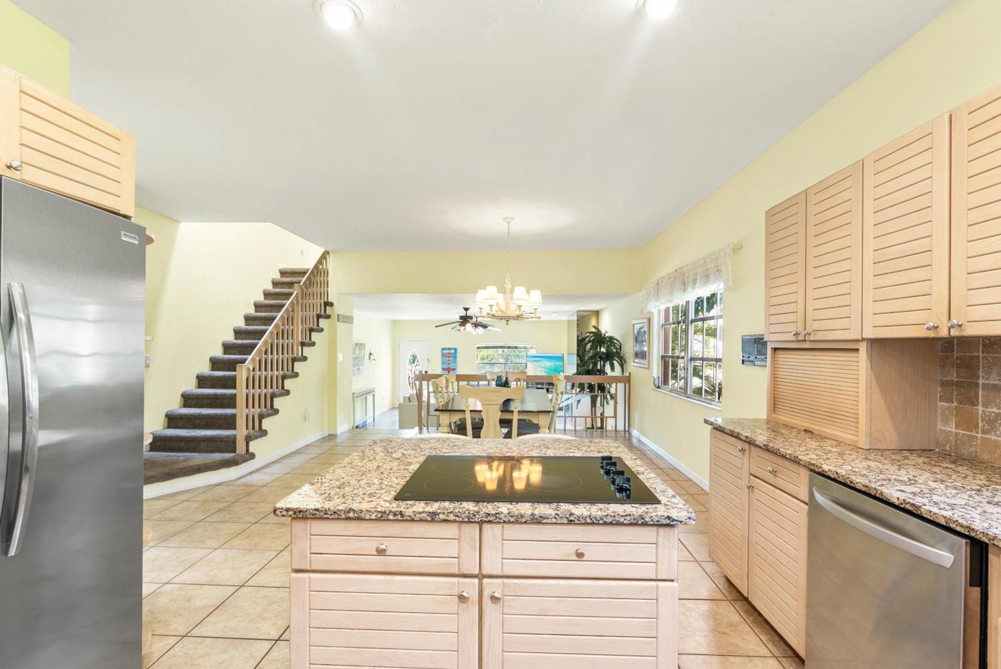 Village, Townhouse, Heated Pool, Walkable Holiday home *