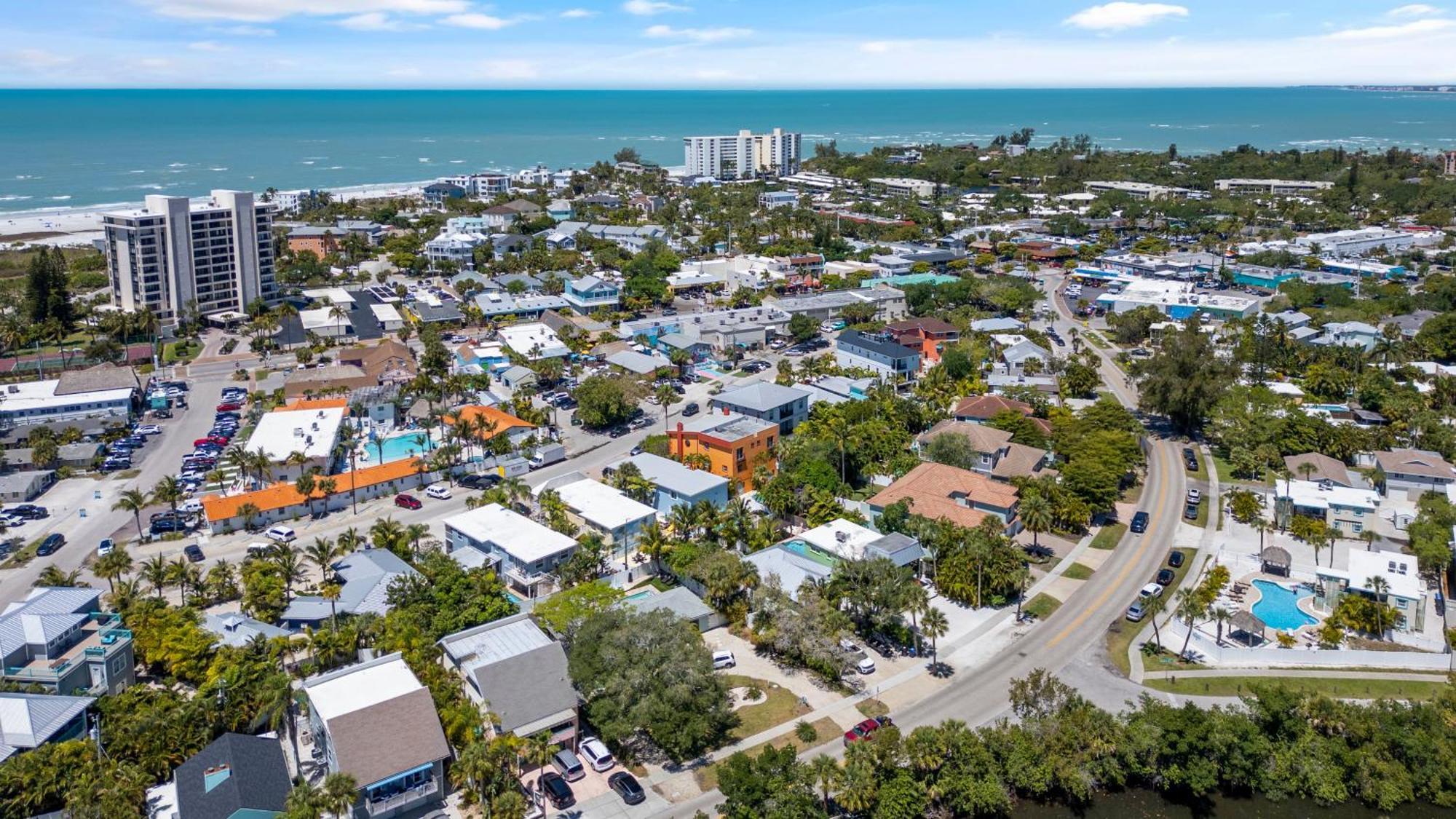 Village, Townhouse, Heated Pool, Walkable Holiday home *
