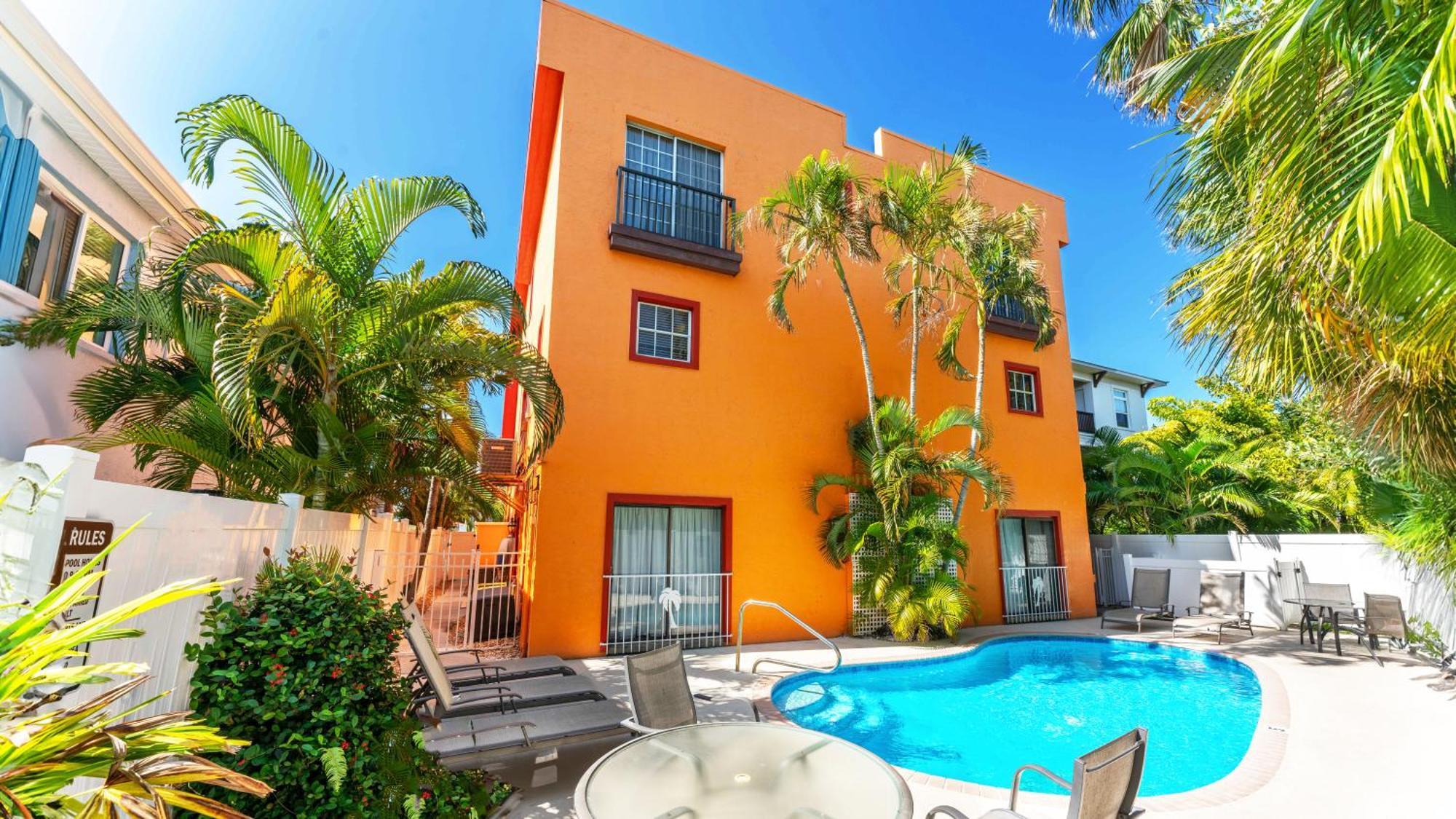 Village, Townhouse, Heated Pool, Walkable Holiday home *