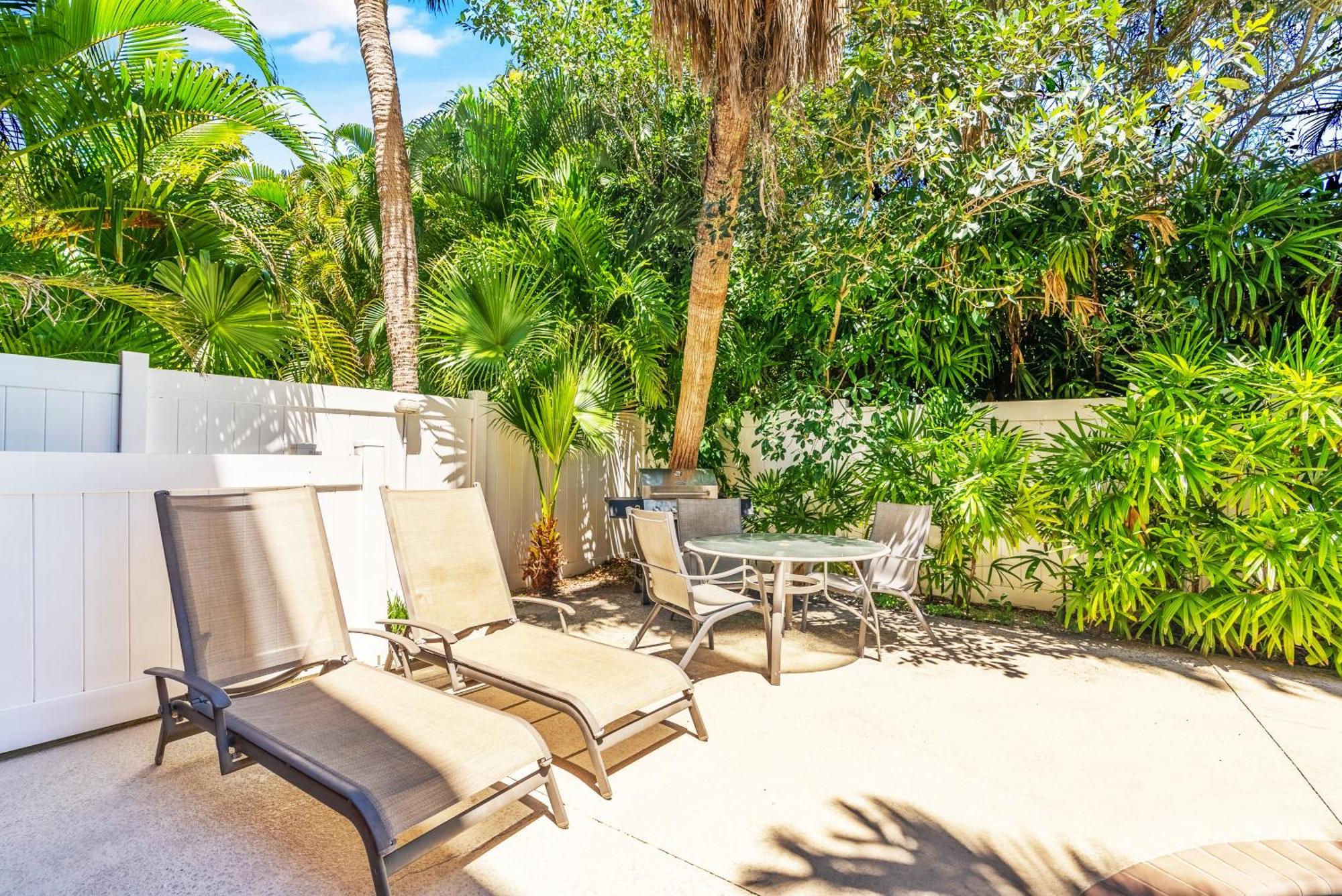 Village, Townhouse, Heated Pool, Walkable Holiday home *