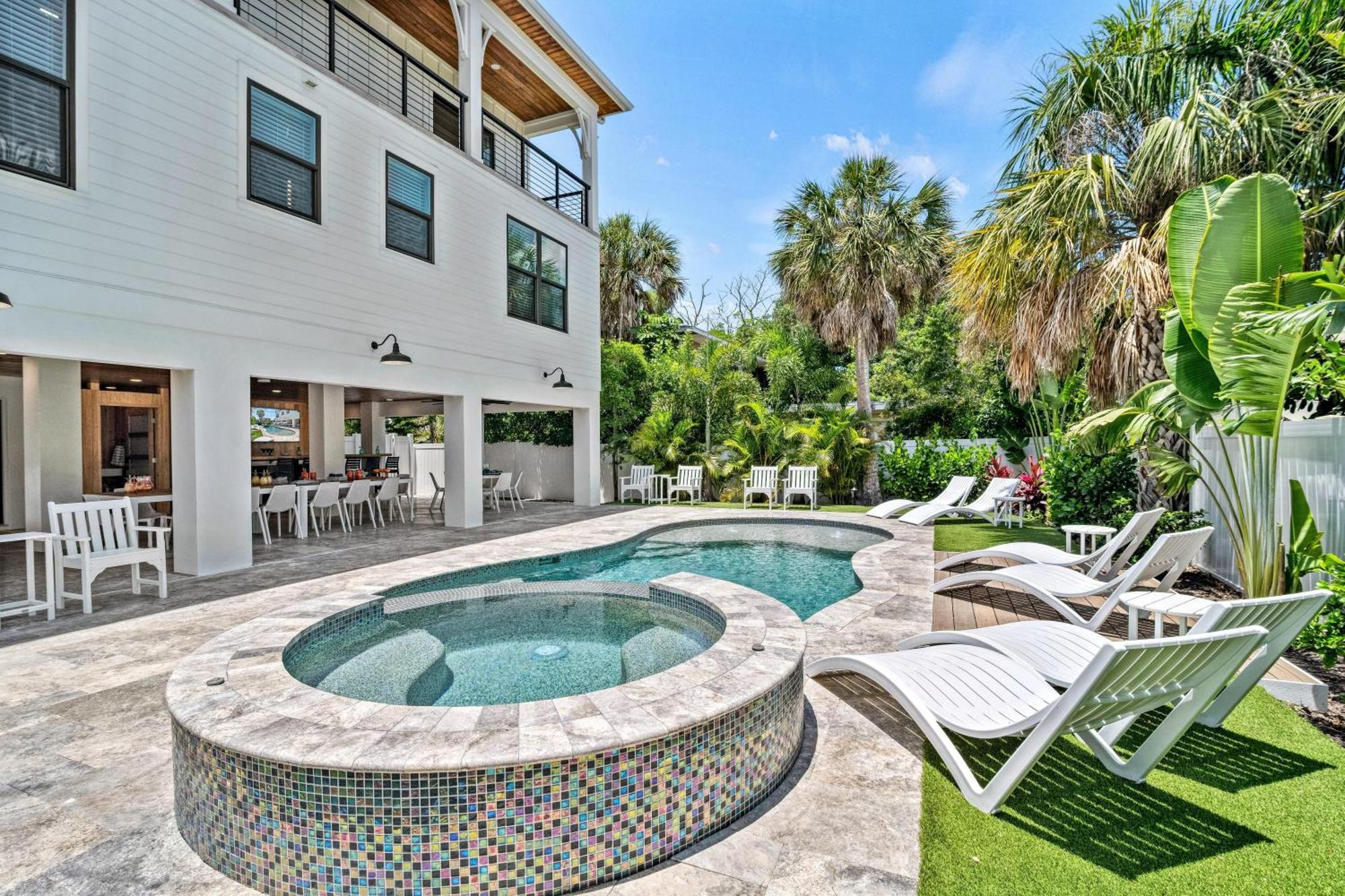 Luxe Lagoon - 119 *