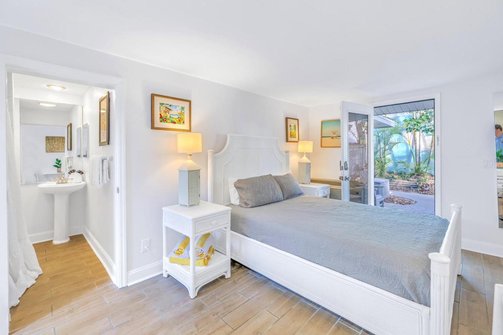 Apartment Private Patio, Walk To All, 2min- Siesta Keys Beach, 1min- Dining & Entertainment Of Village! *
