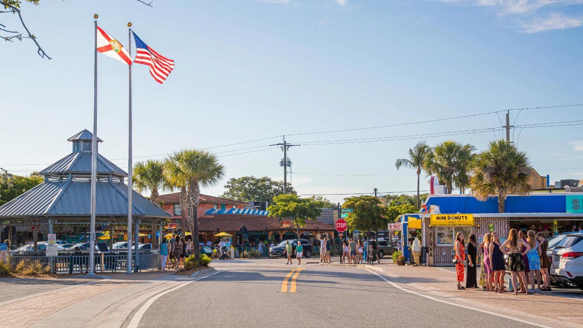 Apartment Private Patio, Walk To All, 2min- Siesta Keys Beach, 1min- Dining & Entertainment Of Village! Siesta Key