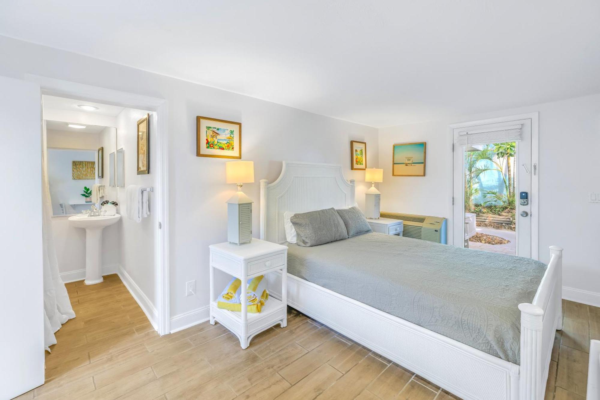 Private Patio, Walk To All, 2min- Siesta Keys Beach, 1min- Dining & Entertainment Of Village!