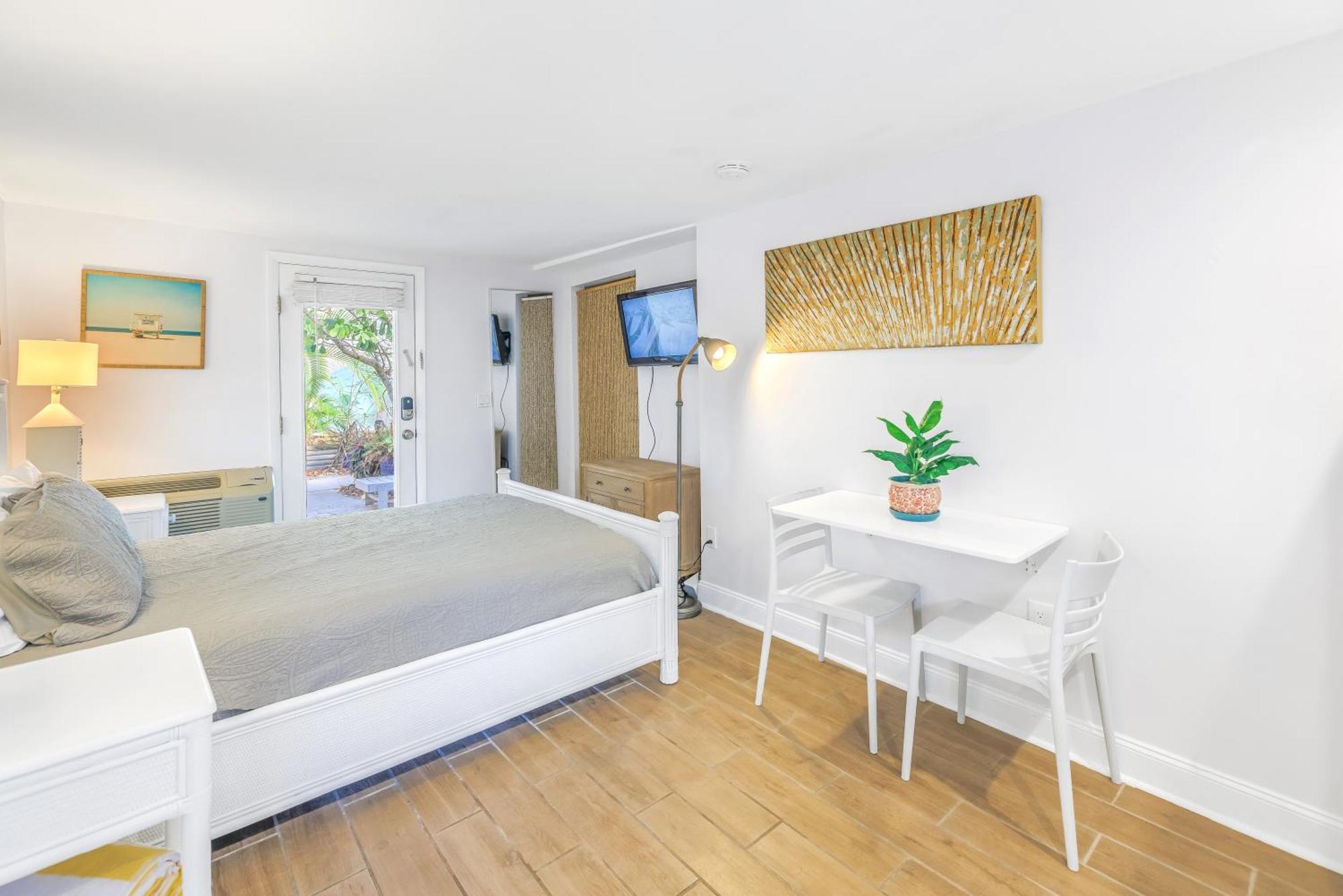 Private Patio, Walk To All, 2min- Siesta Keys Beach, 1min- Dining & Entertainment Of Village! Apartment *