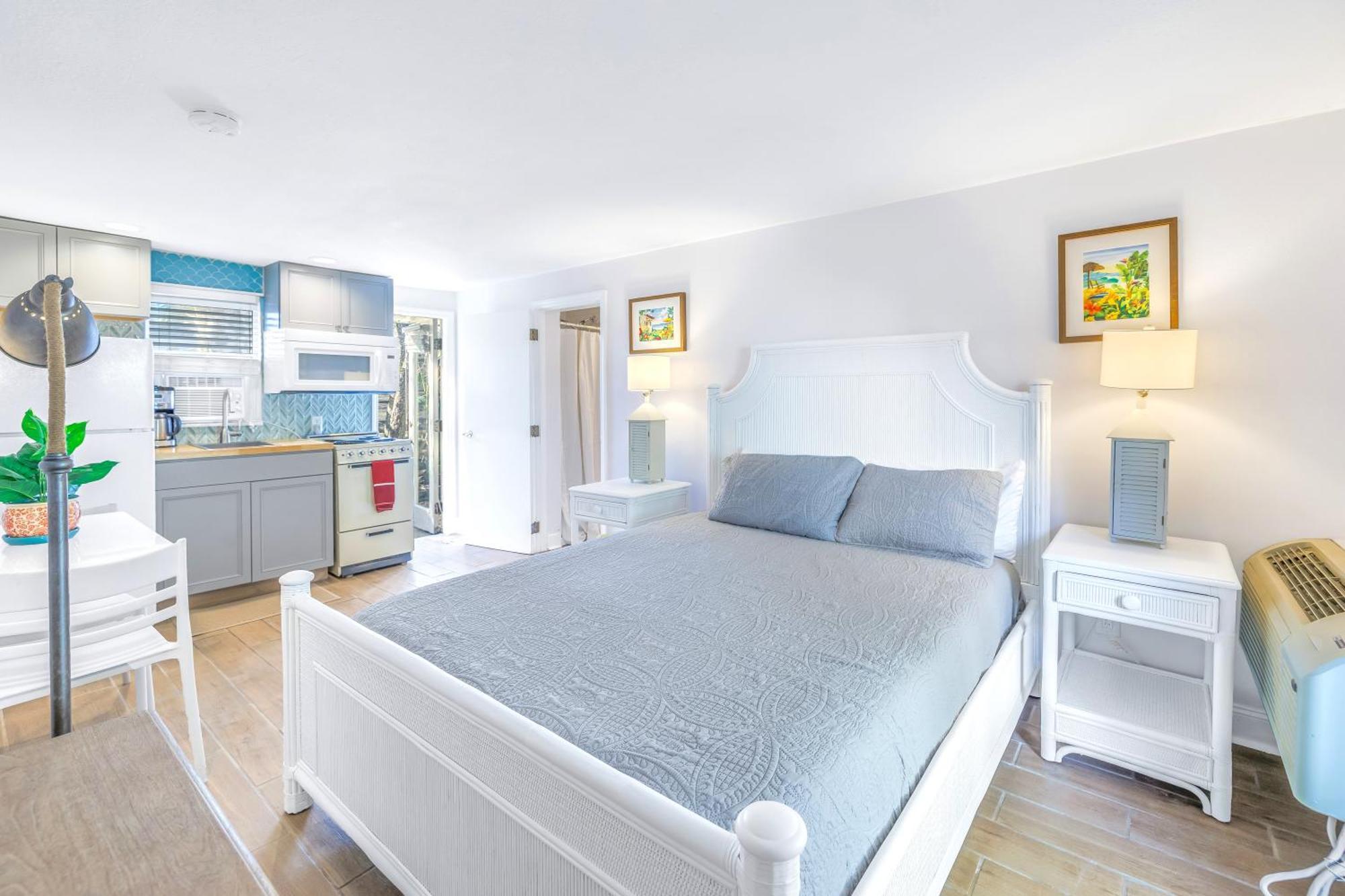 Apartment Private Patio, Walk To All, 2min- Siesta Keys Beach, 1min- Dining & Entertainment Of Village!