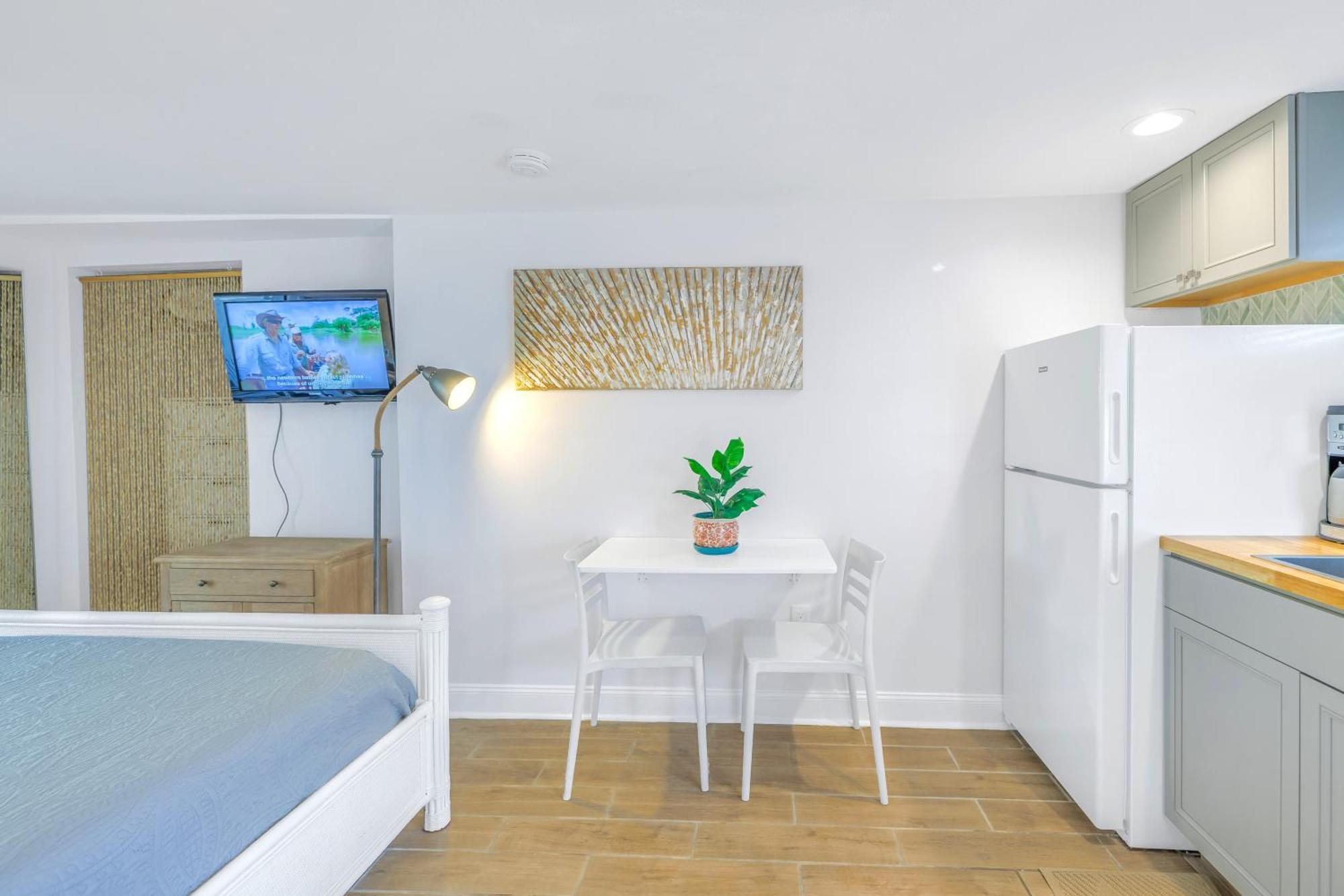 Apartment Private Patio, Walk To All, 2min- Siesta Keys Beach, 1min- Dining & Entertainment Of Village! *
