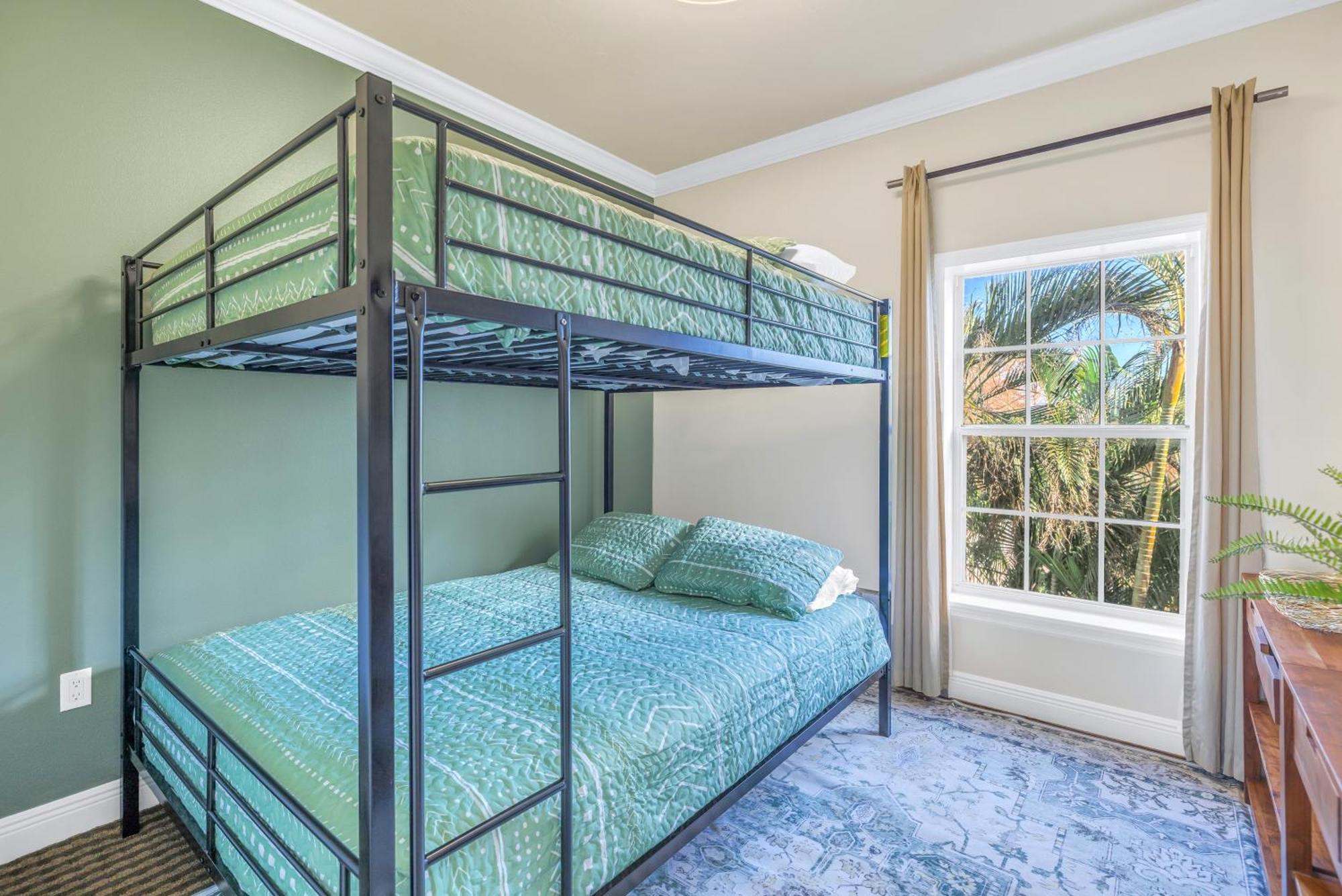 Holiday home Two Units! Pool, Jacuzzi, Sunsets, Bars, Snorkeling & Paddling. 1-min To Path Of Siesta Beach!
