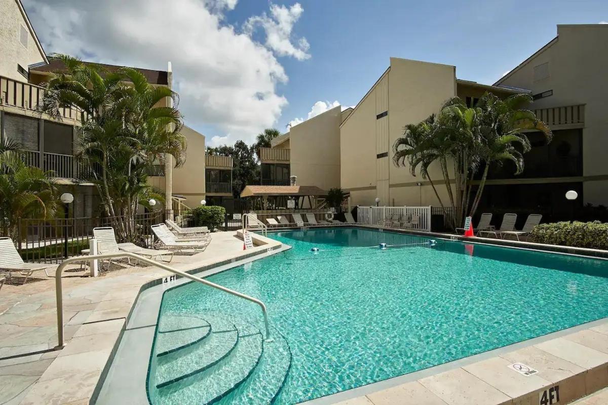 Stroll To Siesta From Serene + * Siesta Key