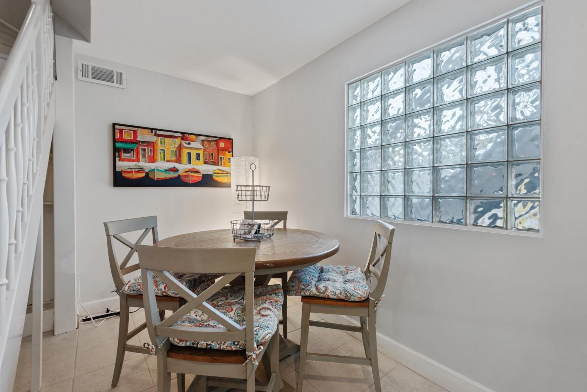 Oasis With Outdoor Pool And Screened Lanai!
