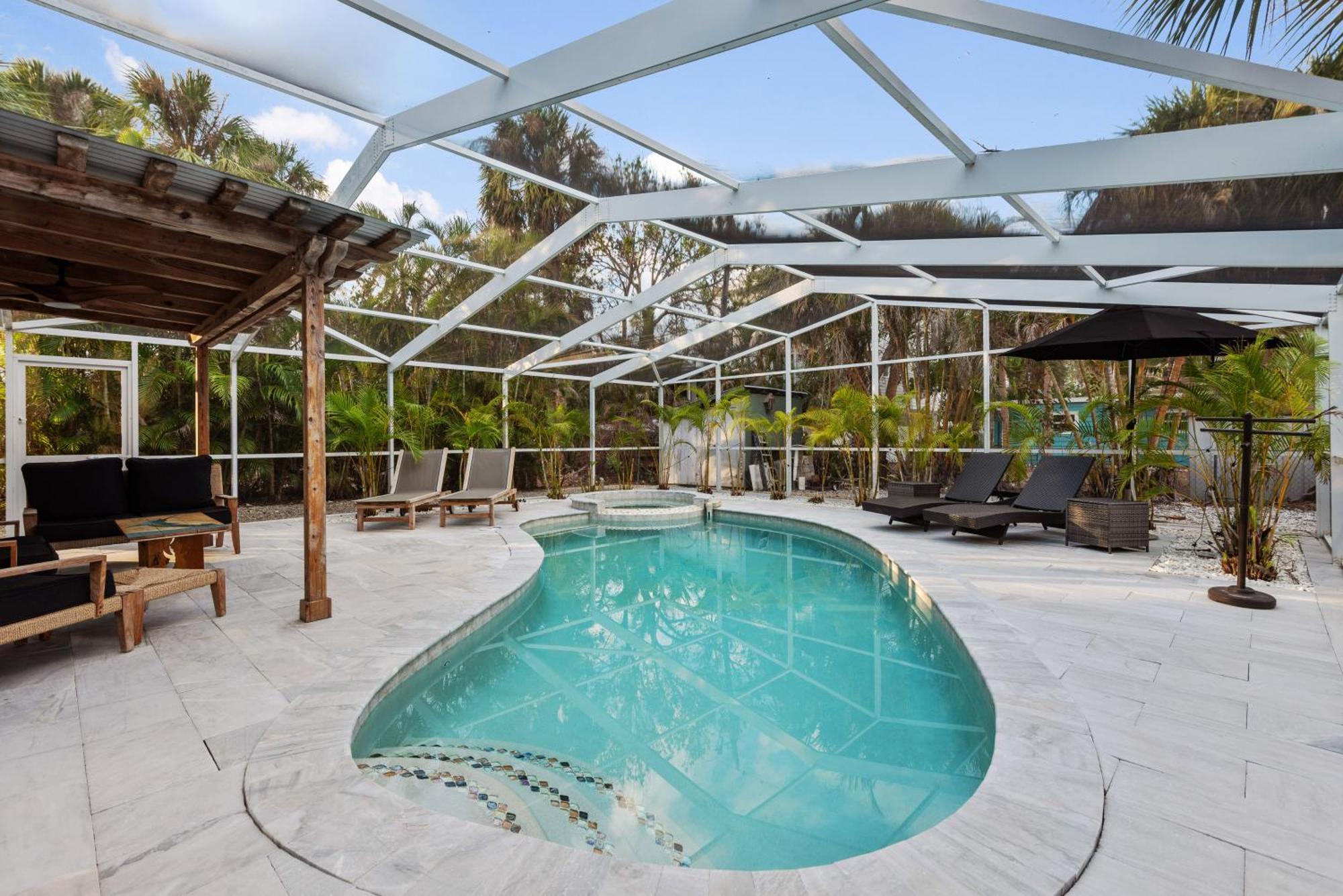 Oasis With Outdoor Pool And Screened Lanai! Holiday home *