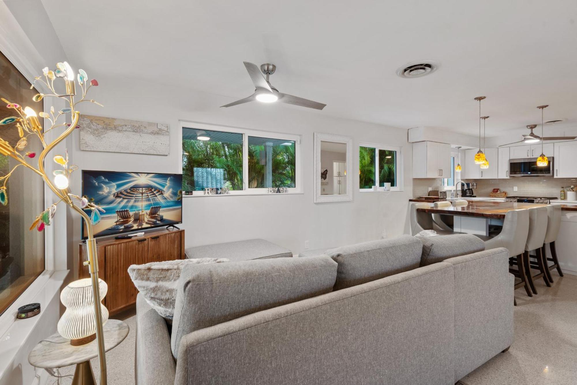 Oasis With Outdoor Pool And Screened Lanai!