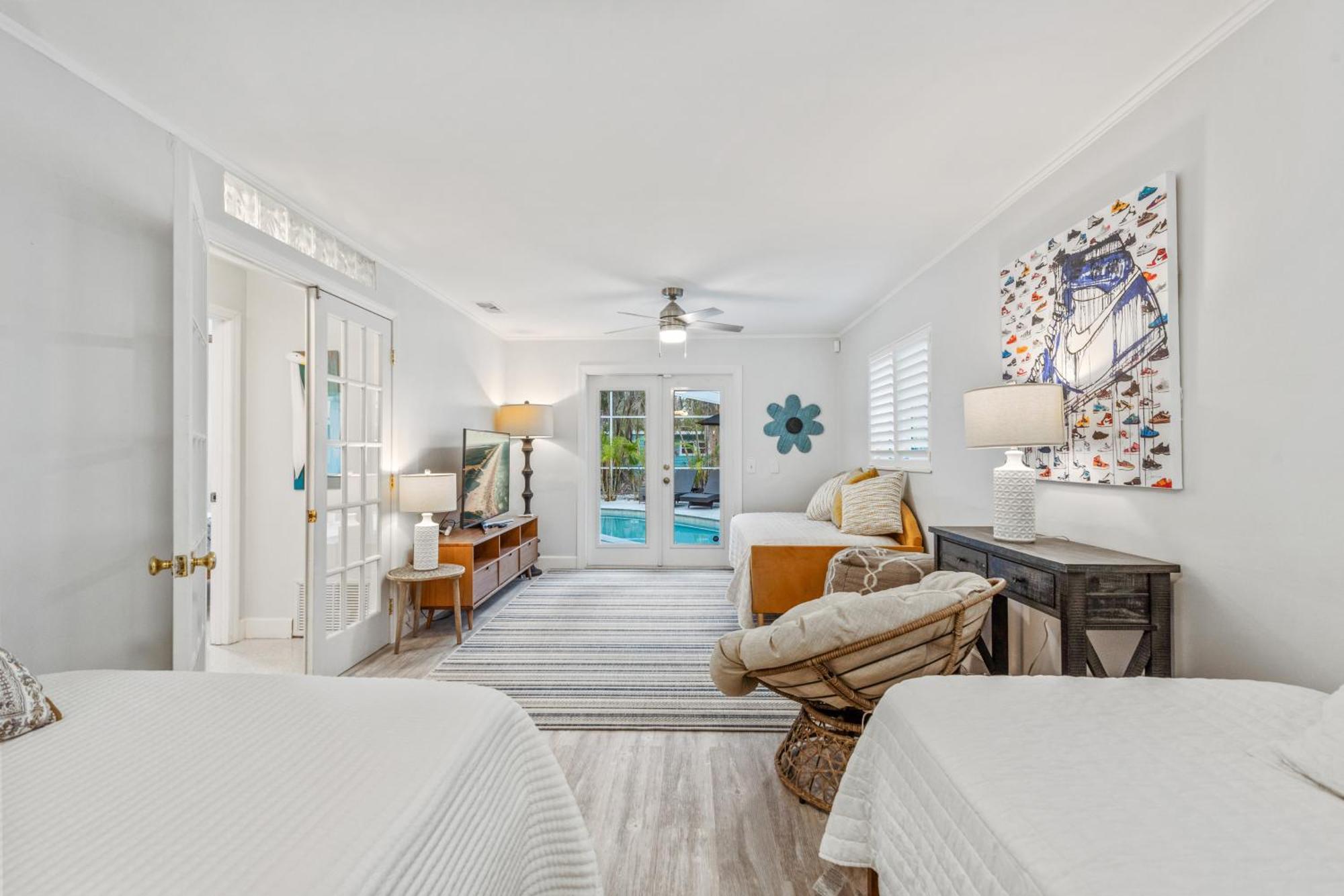 Oasis With Outdoor Pool And Screened Lanai! Siesta Key