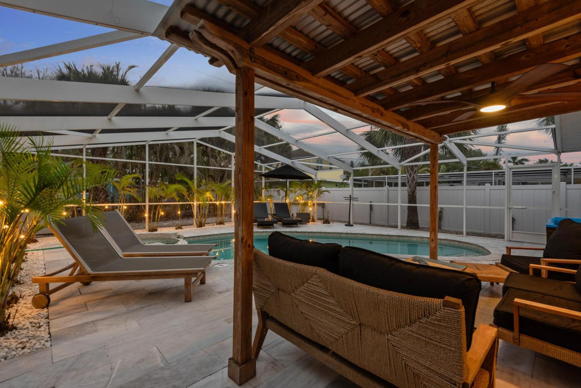 Oasis With Outdoor Pool And Screened Lanai! Holiday home *