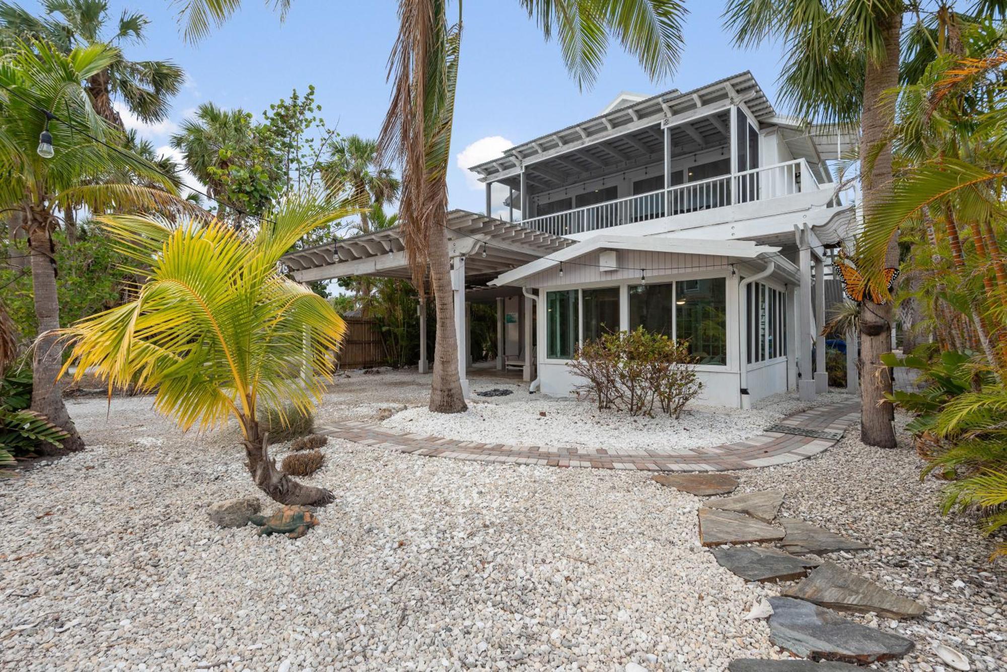 Oasis With Outdoor Pool And Screened Lanai! Holiday home