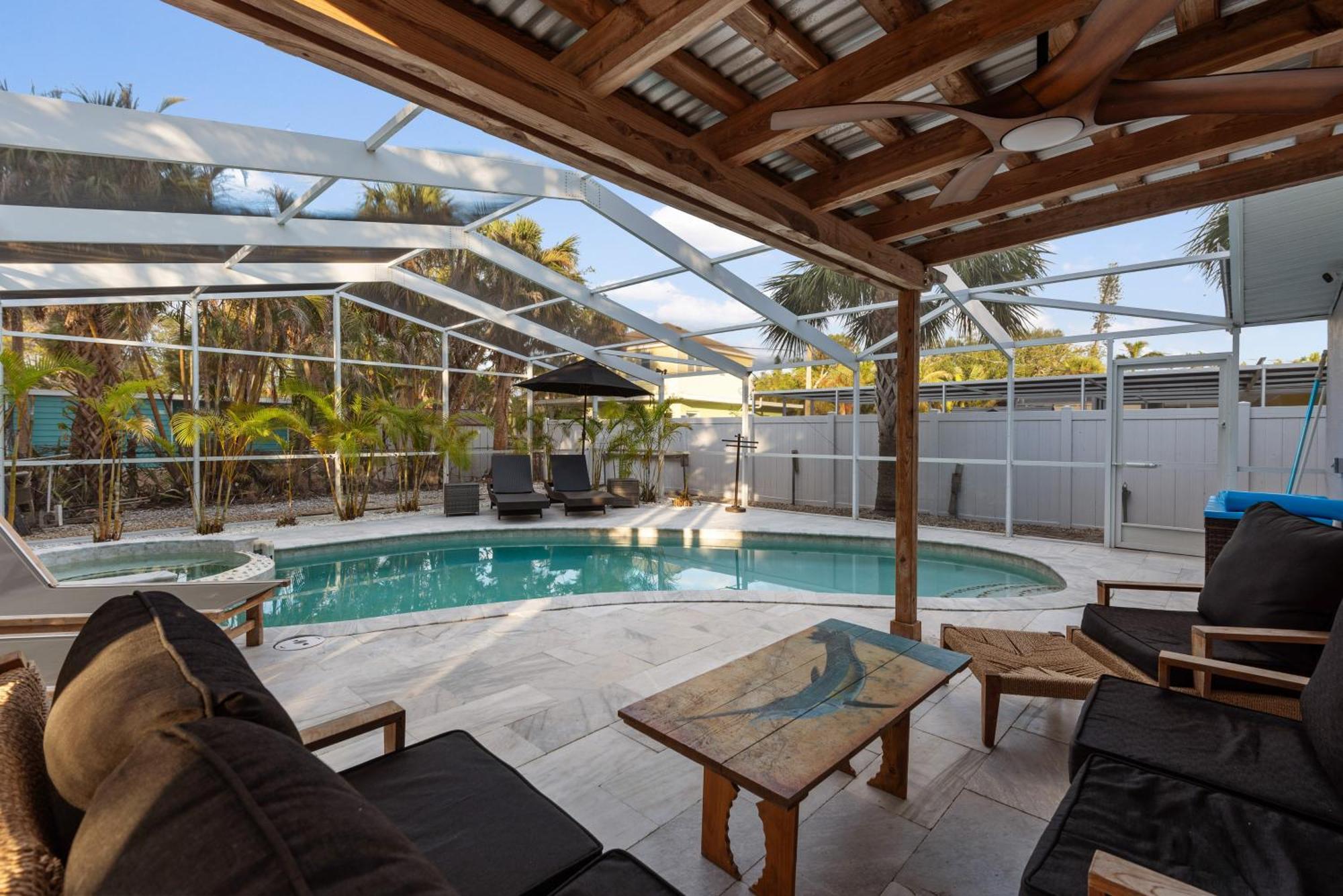 Oasis With Outdoor Pool And Screened Lanai! *