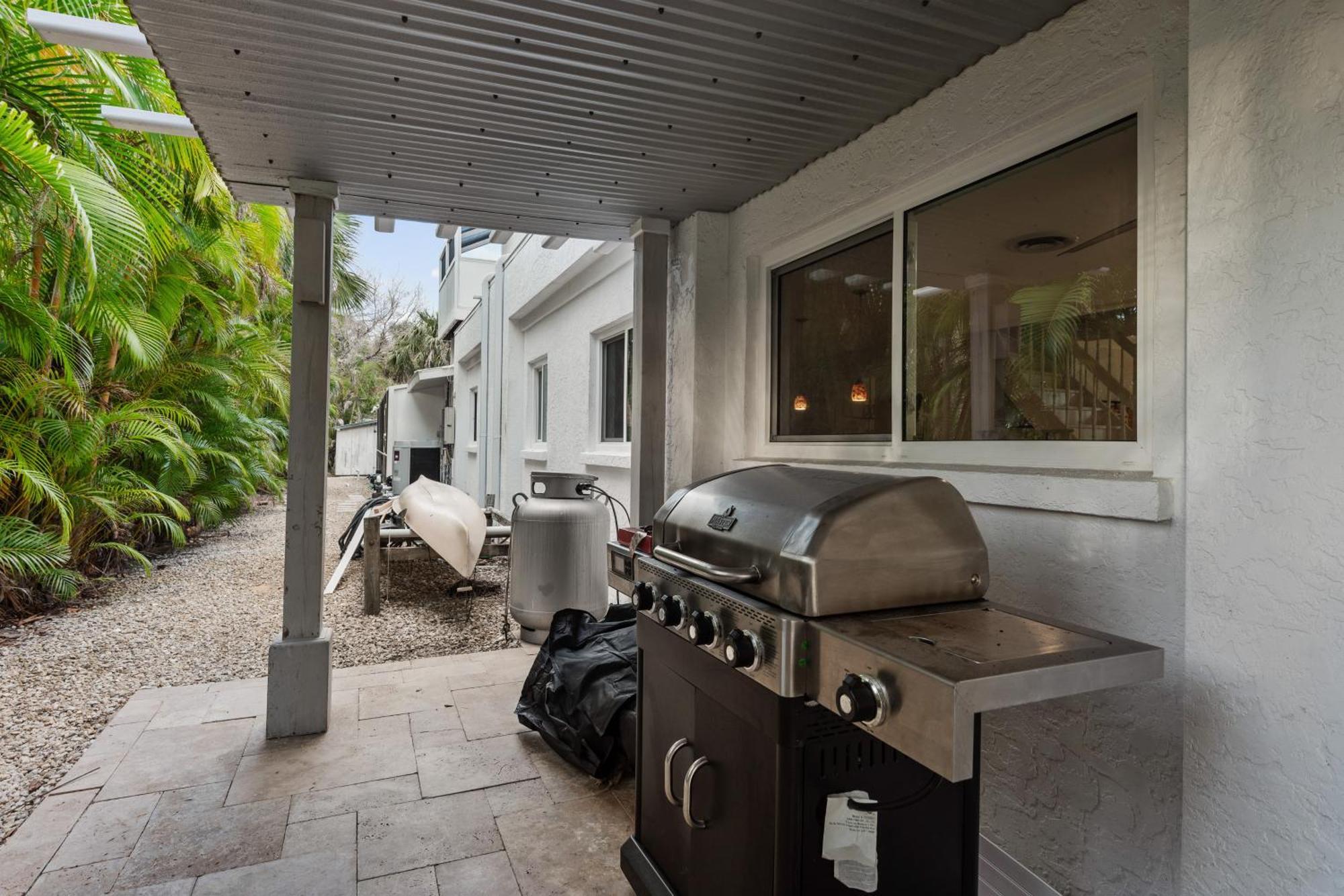 Oasis With Outdoor Pool And Screened Lanai!