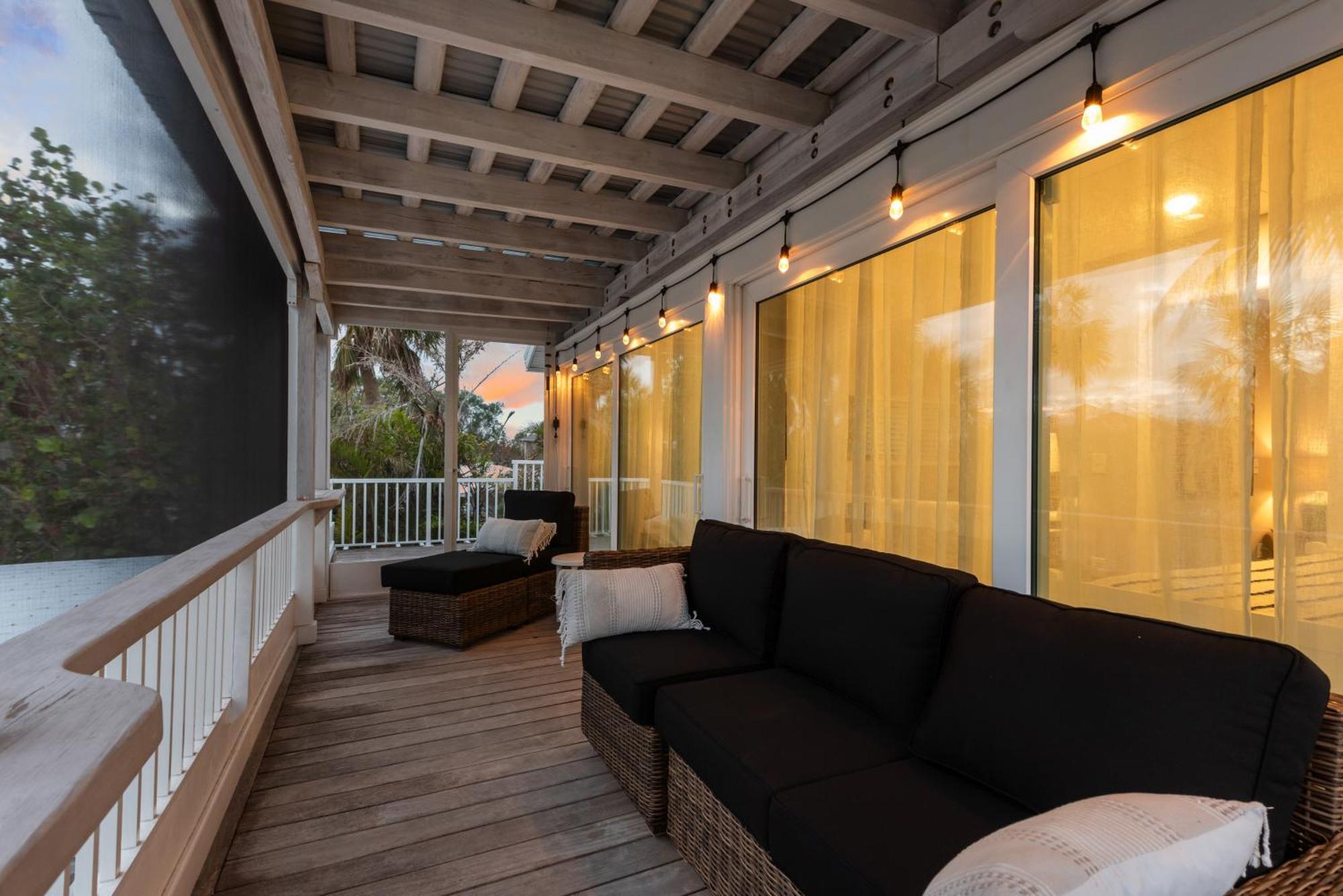 Holiday home Oasis With Outdoor Pool And Screened Lanai!
