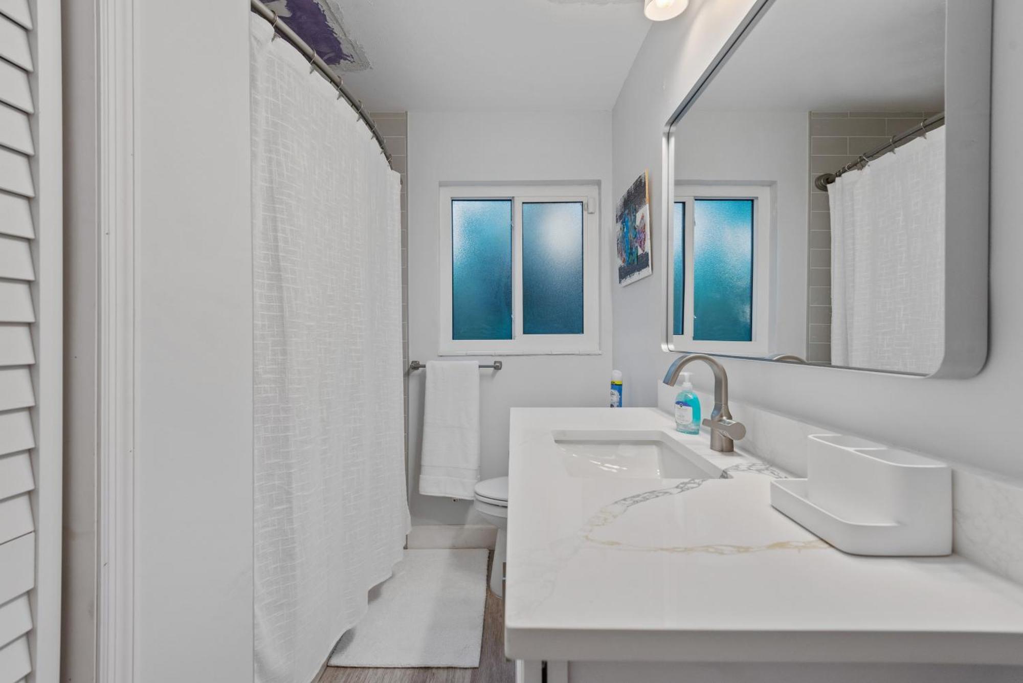 Oasis With Outdoor Pool And Screened Lanai!