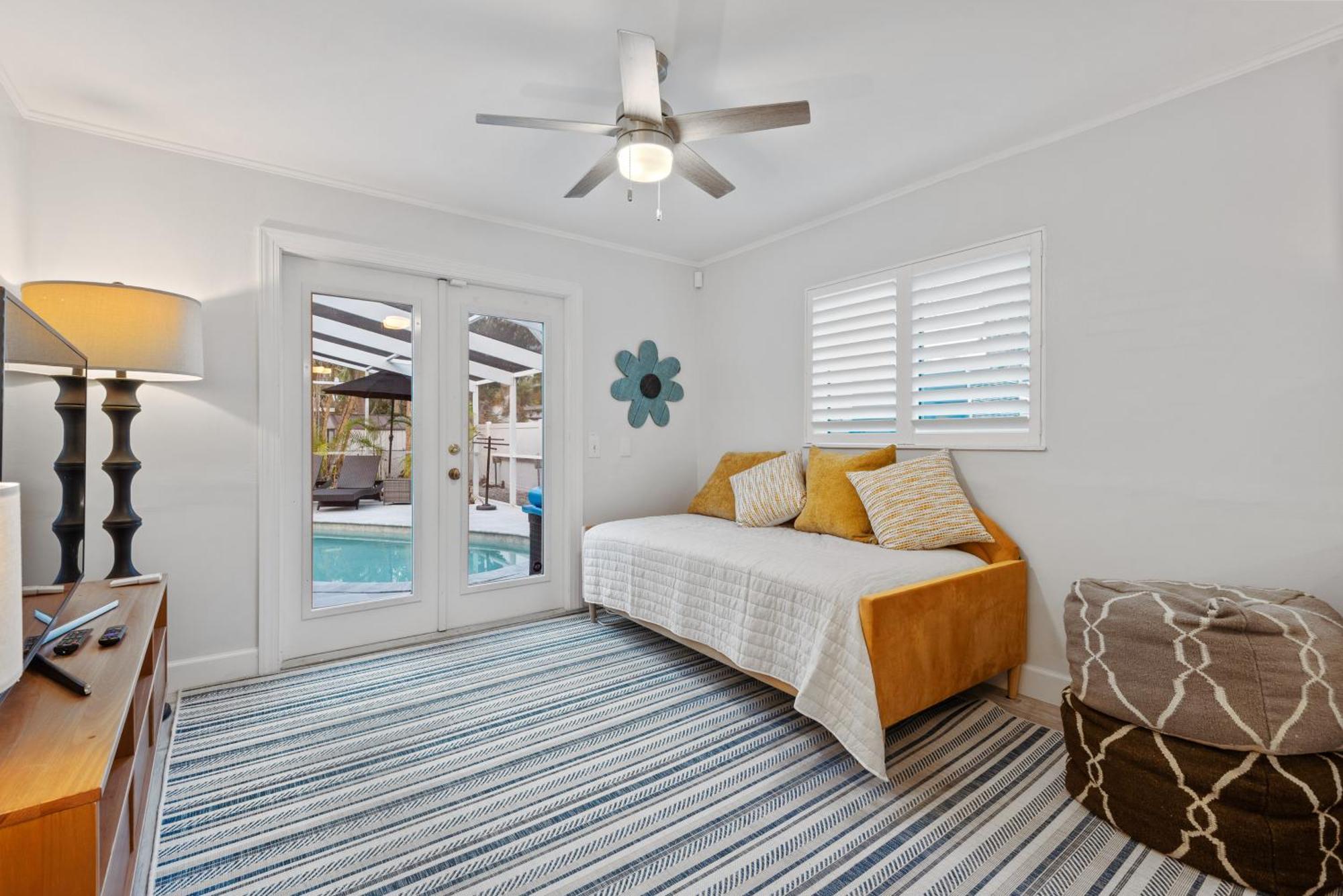 Oasis With Outdoor Pool And Screened Lanai! Holiday home