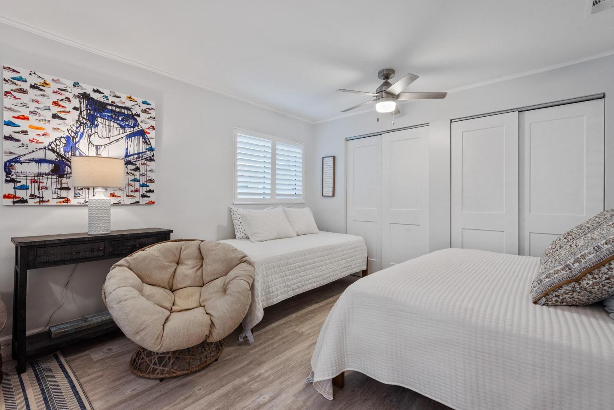 Oasis With Outdoor Pool And Screened Lanai!