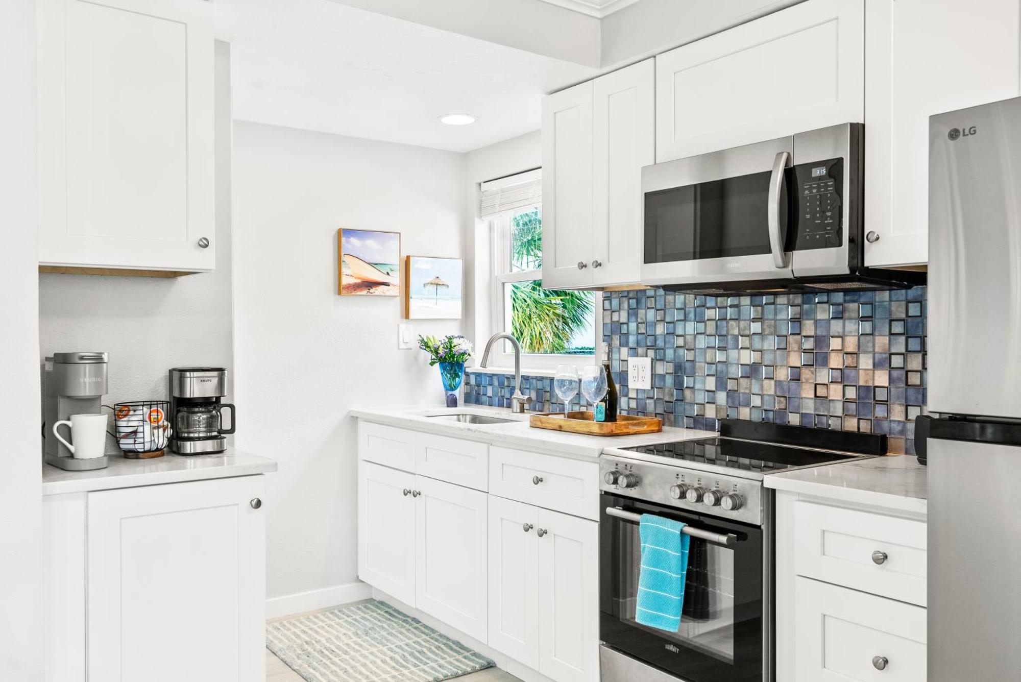 Village And Walkable, Condo, Private Porch Holiday home *