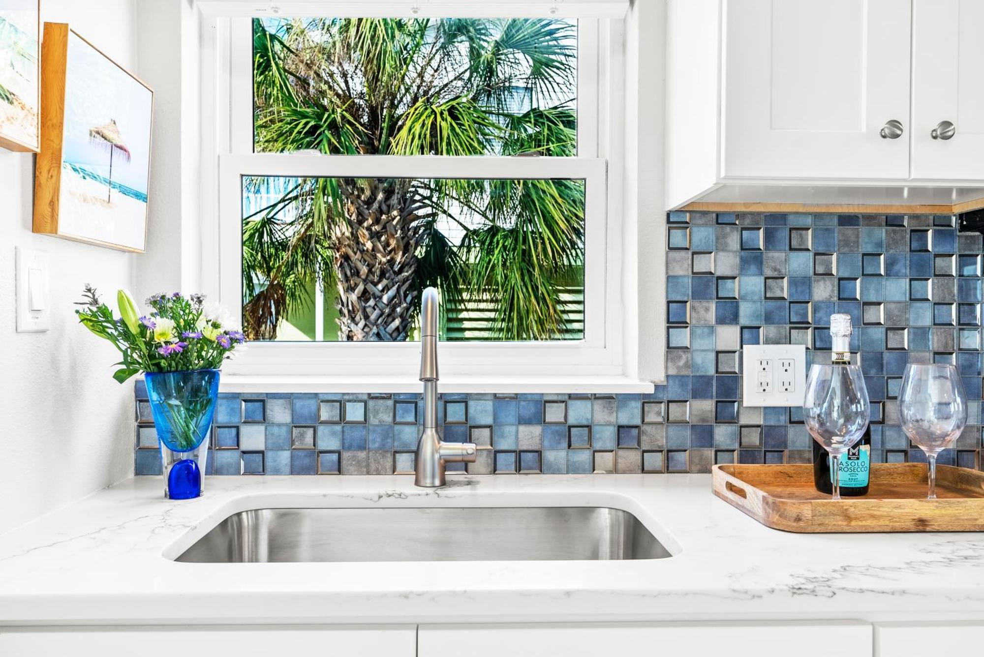 Village And Walkable, Condo, Private Porch Holiday home