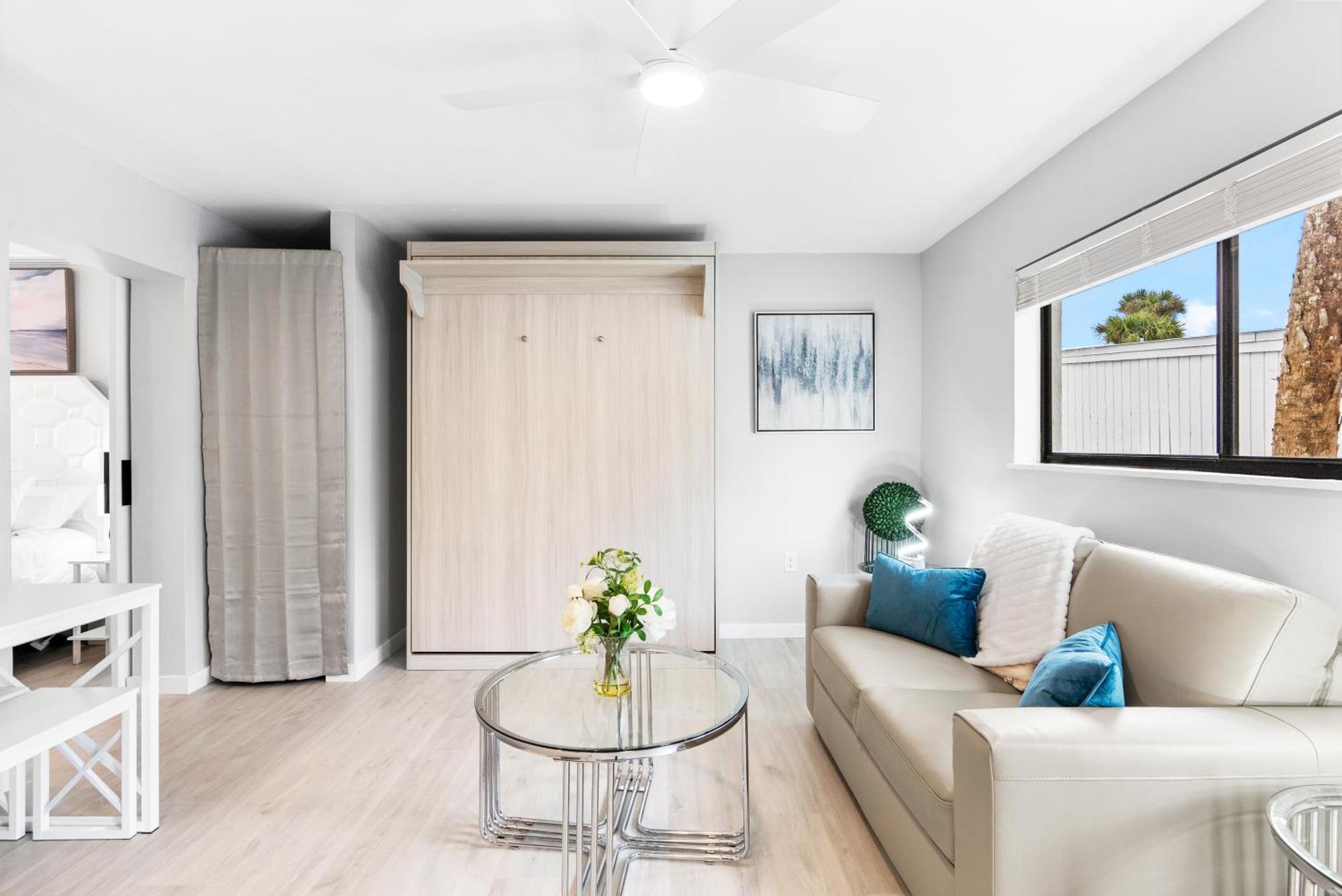 Road Condo, Patio, Village And Walkable *