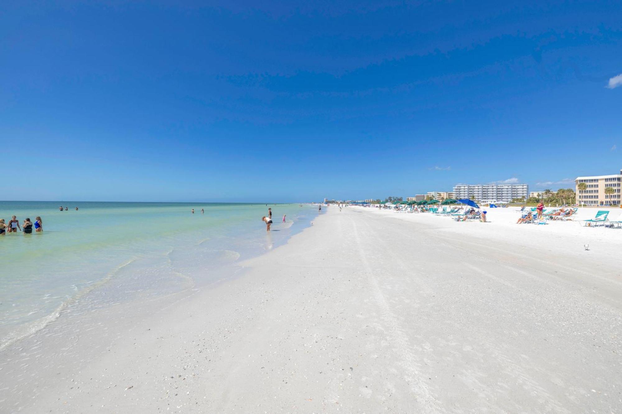 Apartment New Listing! Bayside Unit, Balcony, Private Beach! Siesta Key