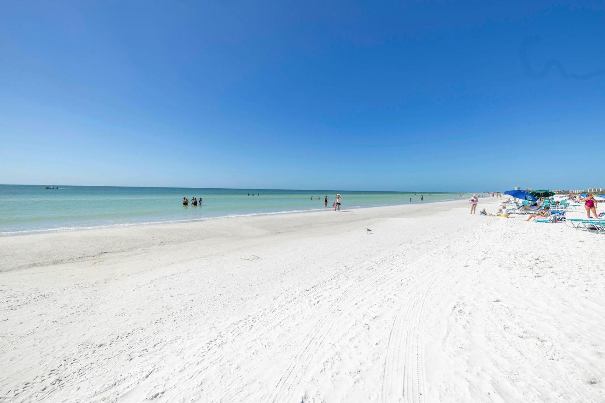 New Listing! Bayside Unit, Balcony, Private Beach! *