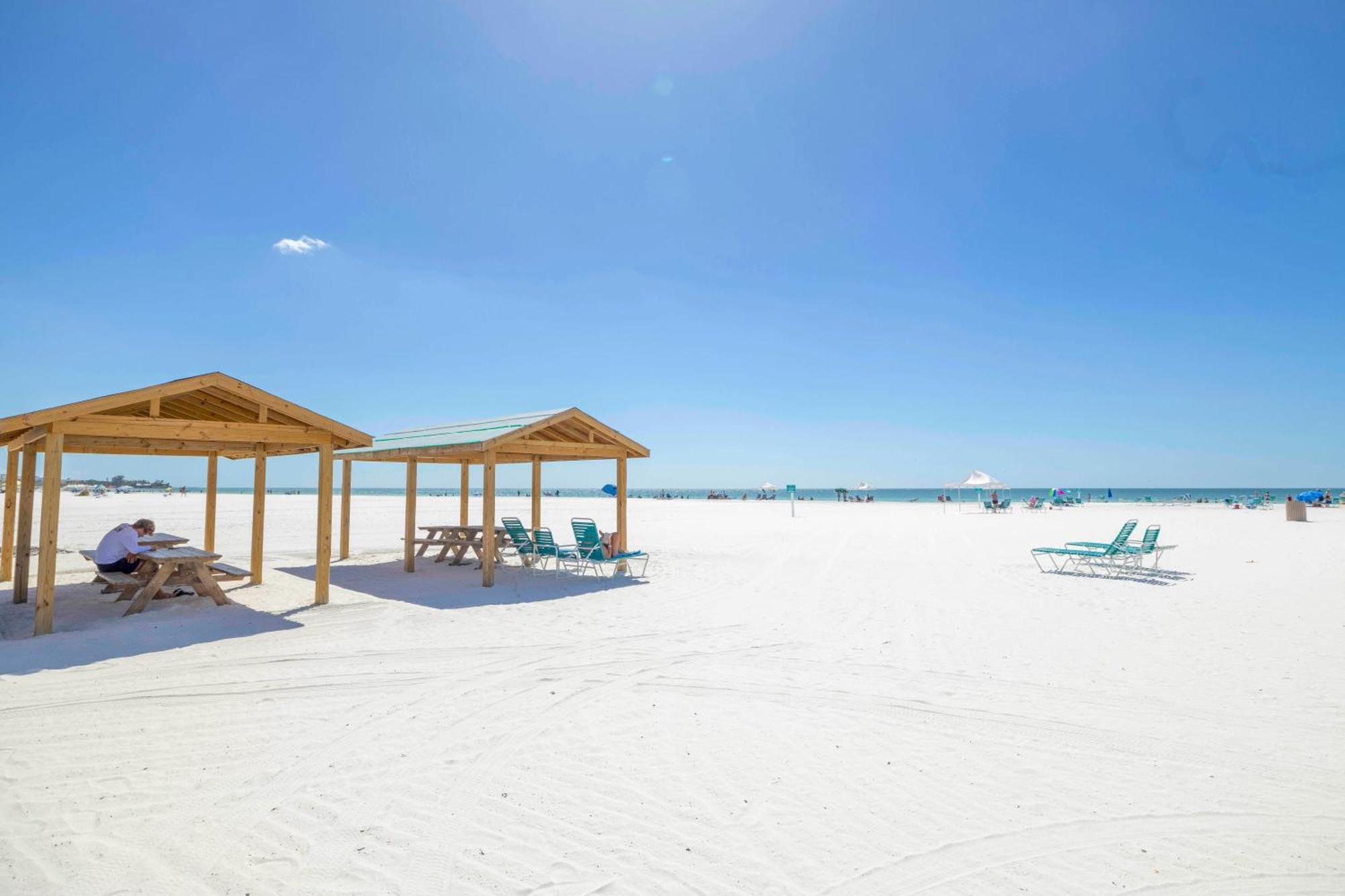 Apartment New Listing! Bayside Unit, Balcony, Private Beach! Siesta Key