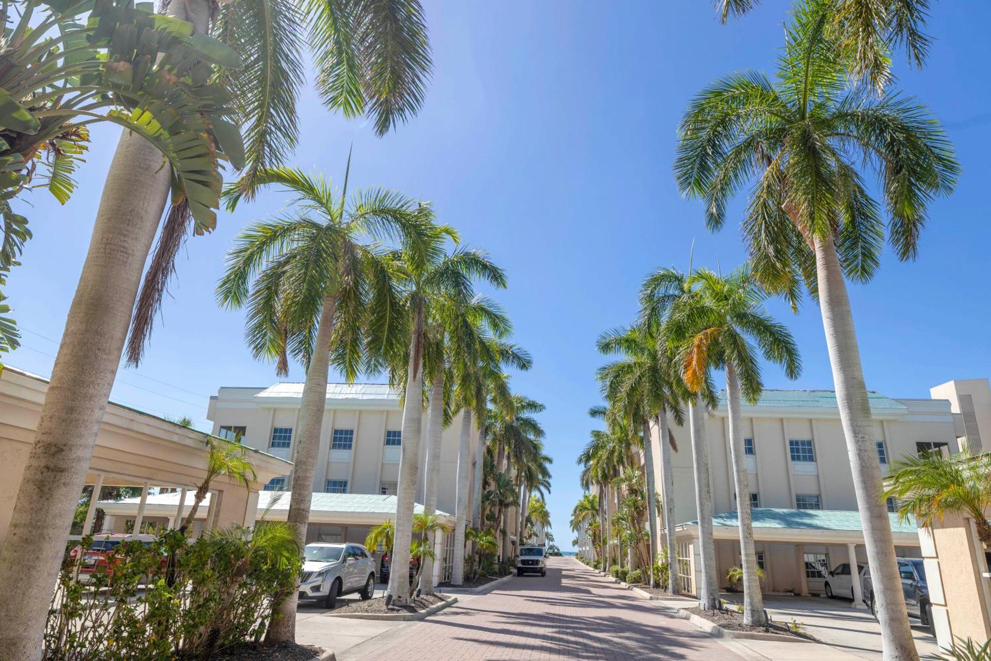 Apartment New Listing! Bayside Unit, Balcony, Private Beach! *