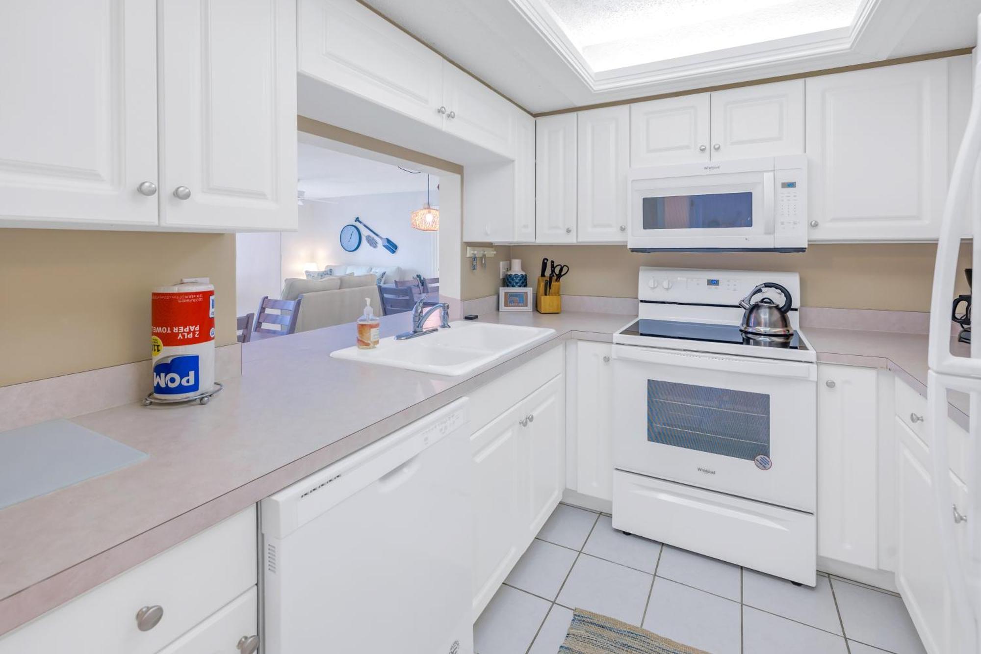 Apartment New Listing! Bayside Unit, Balcony, Private Beach! Siesta Key