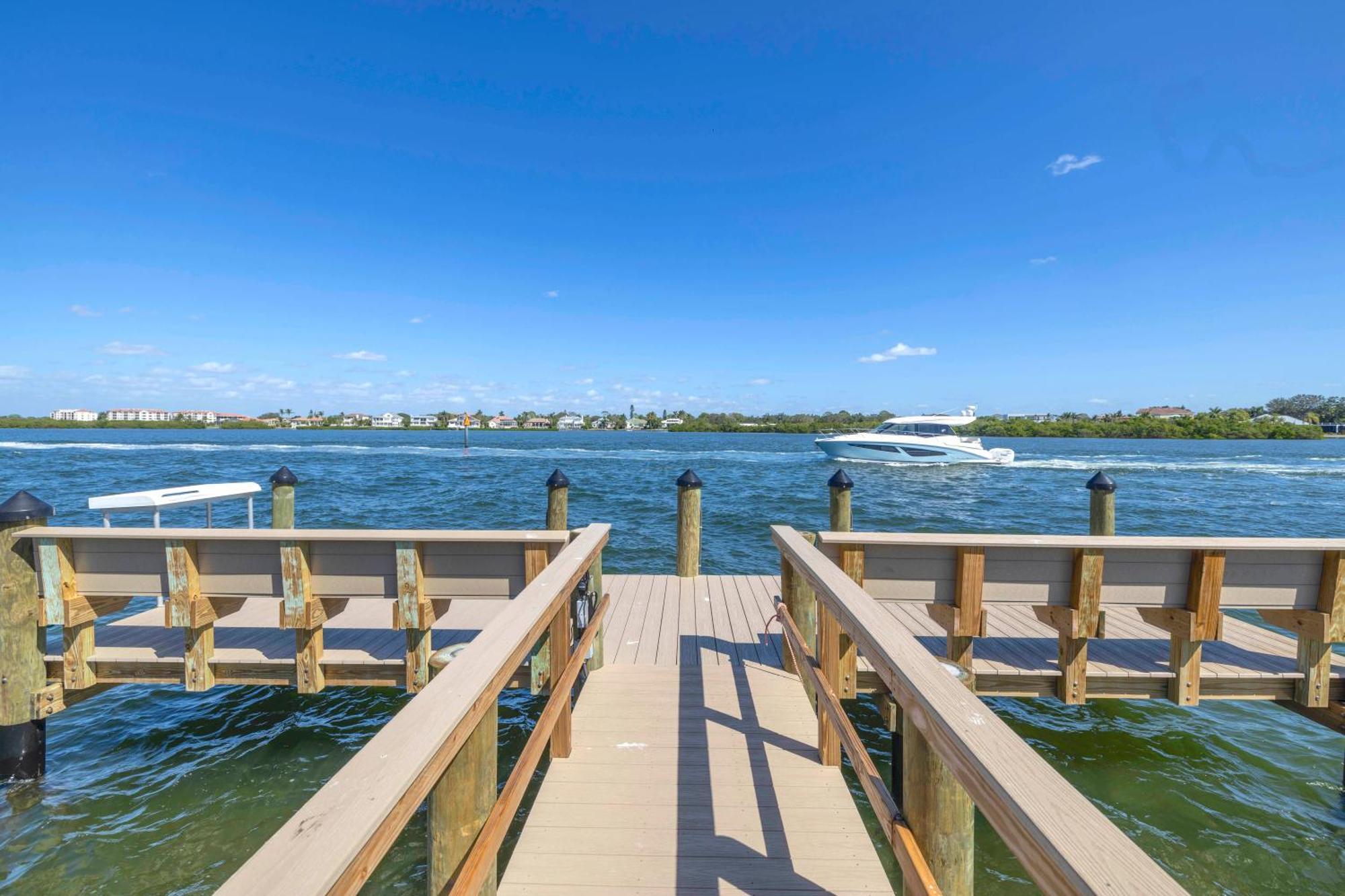 New Listing! Bayside Unit, Balcony, Private Beach! Apartment