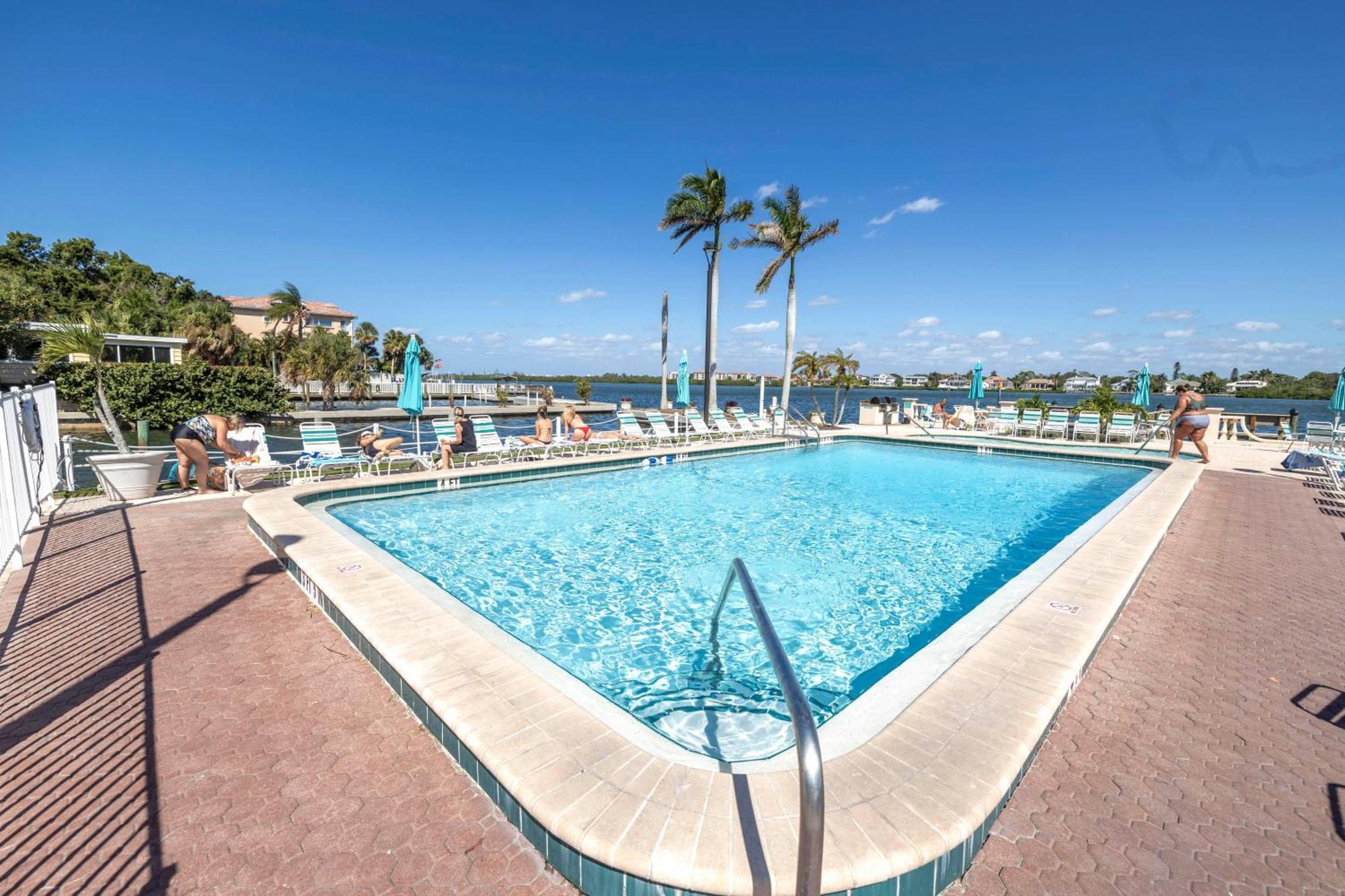 Apartment New Listing! Bayside Unit, Balcony, Private Beach! *