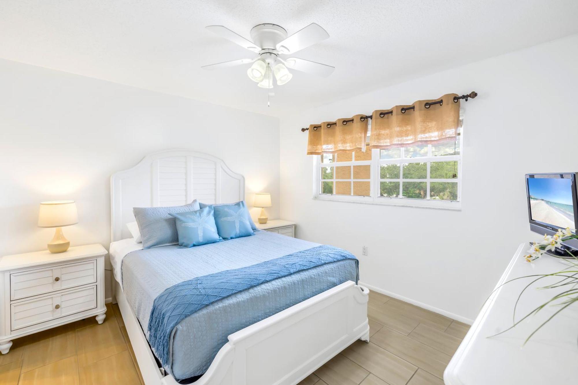 New Listing! Bayside Unit, Balcony, Private Beach! *