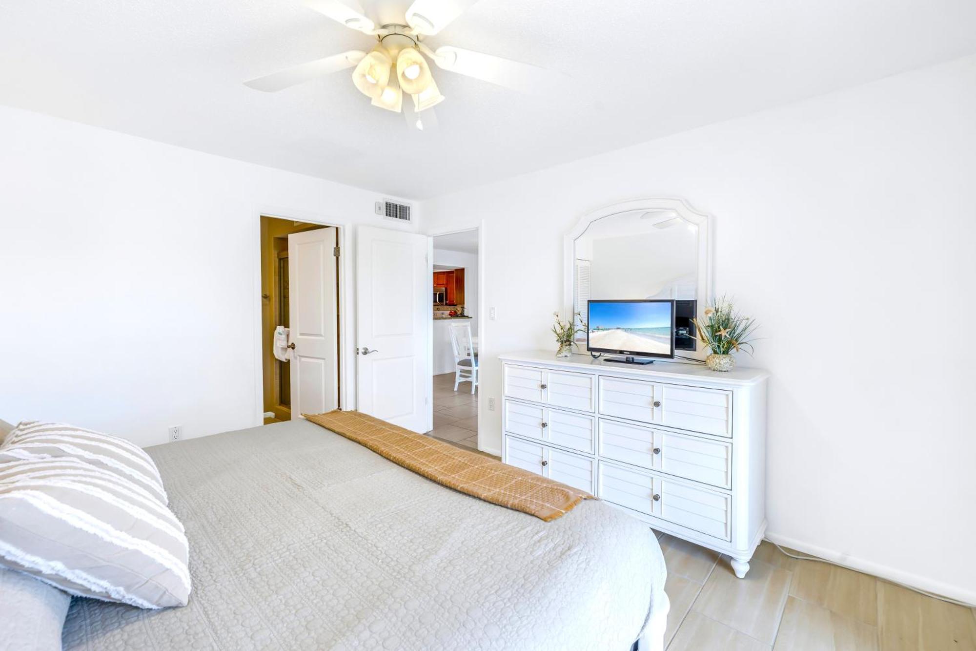 New Listing! Bayside Unit, Balcony, Private Beach! Siesta Key