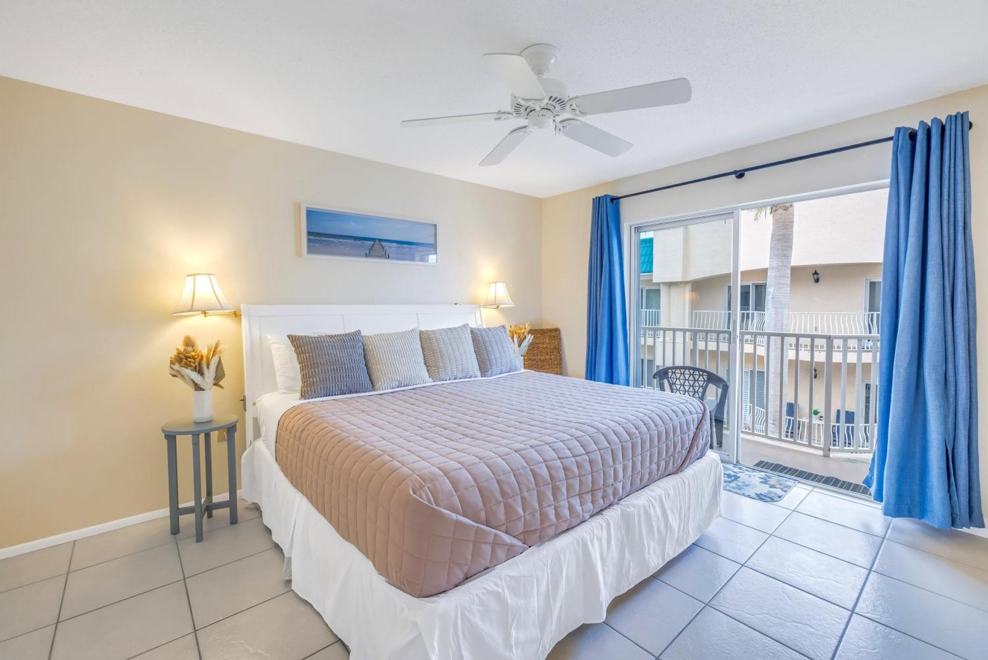 Apartment New Listing! Bayside Unit, Balcony, Private Beach!